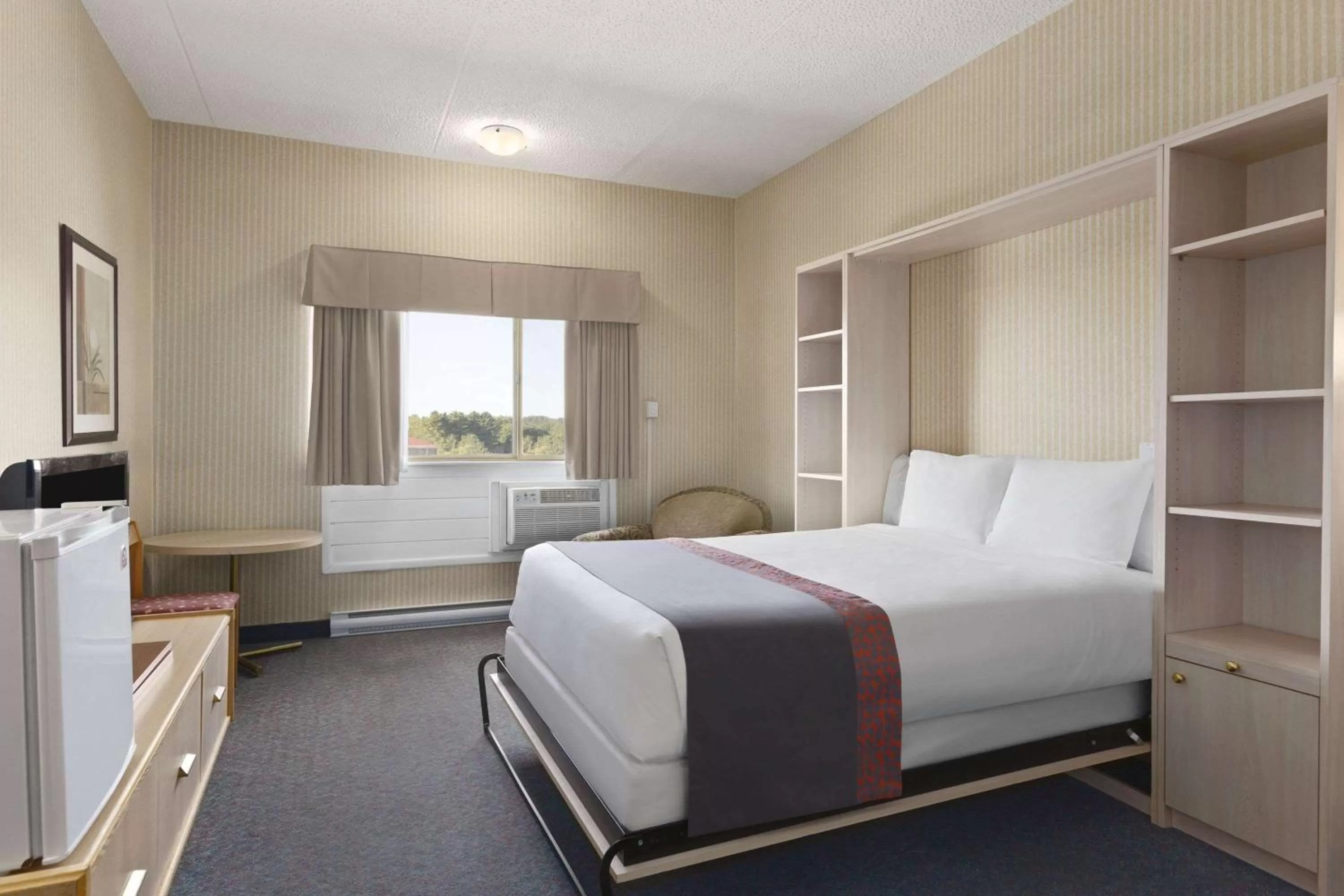 Photo of the whole room, Bed in Days Inn by Wyndham Bridgewater Conference Center