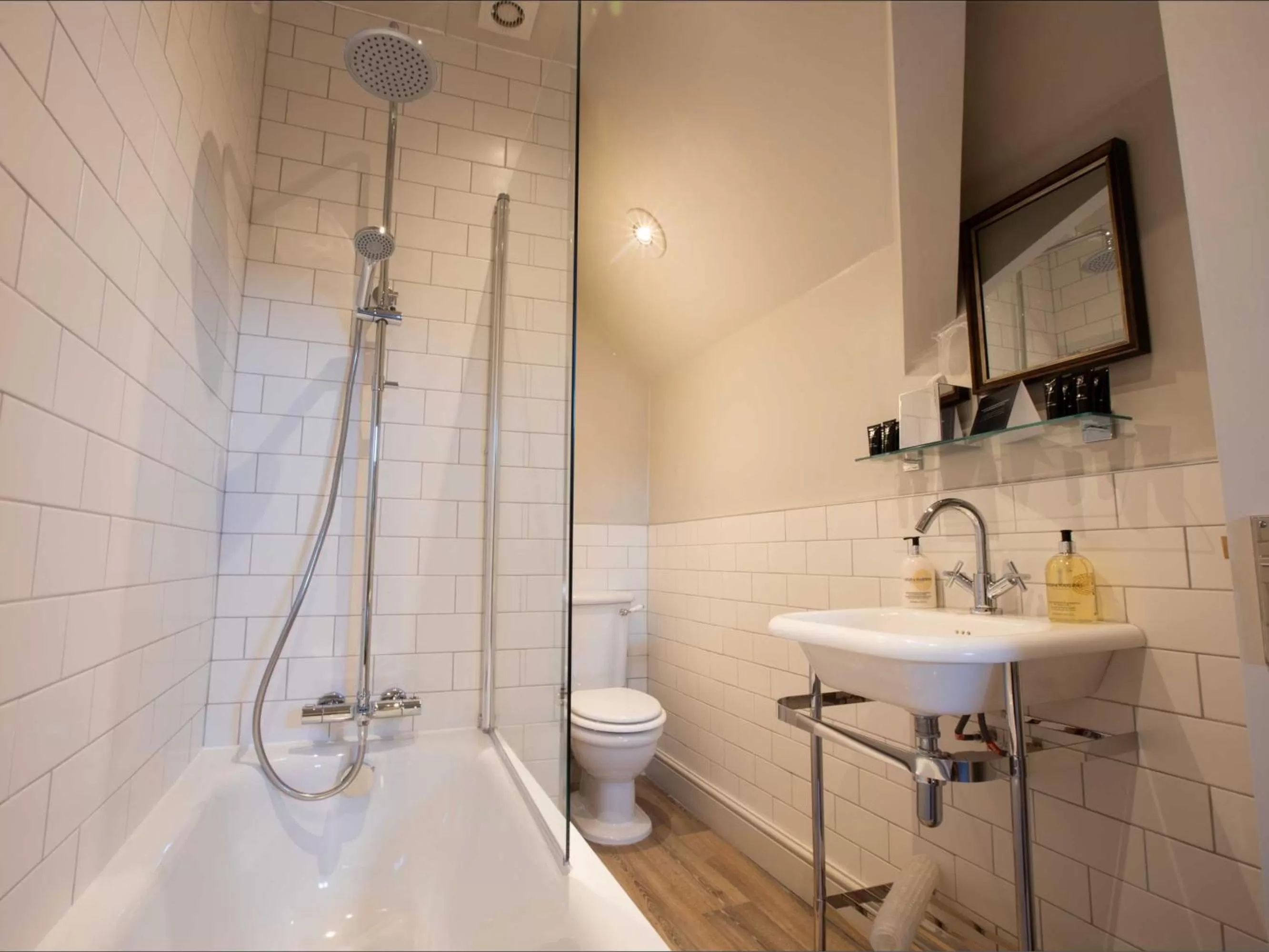 Shower in The Cross-Keys Hotel