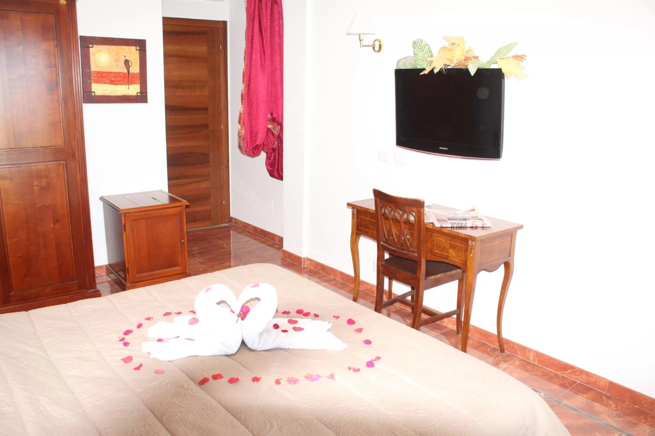 Shower, TV/Entertainment Center in Residence Hotel Torresilvana