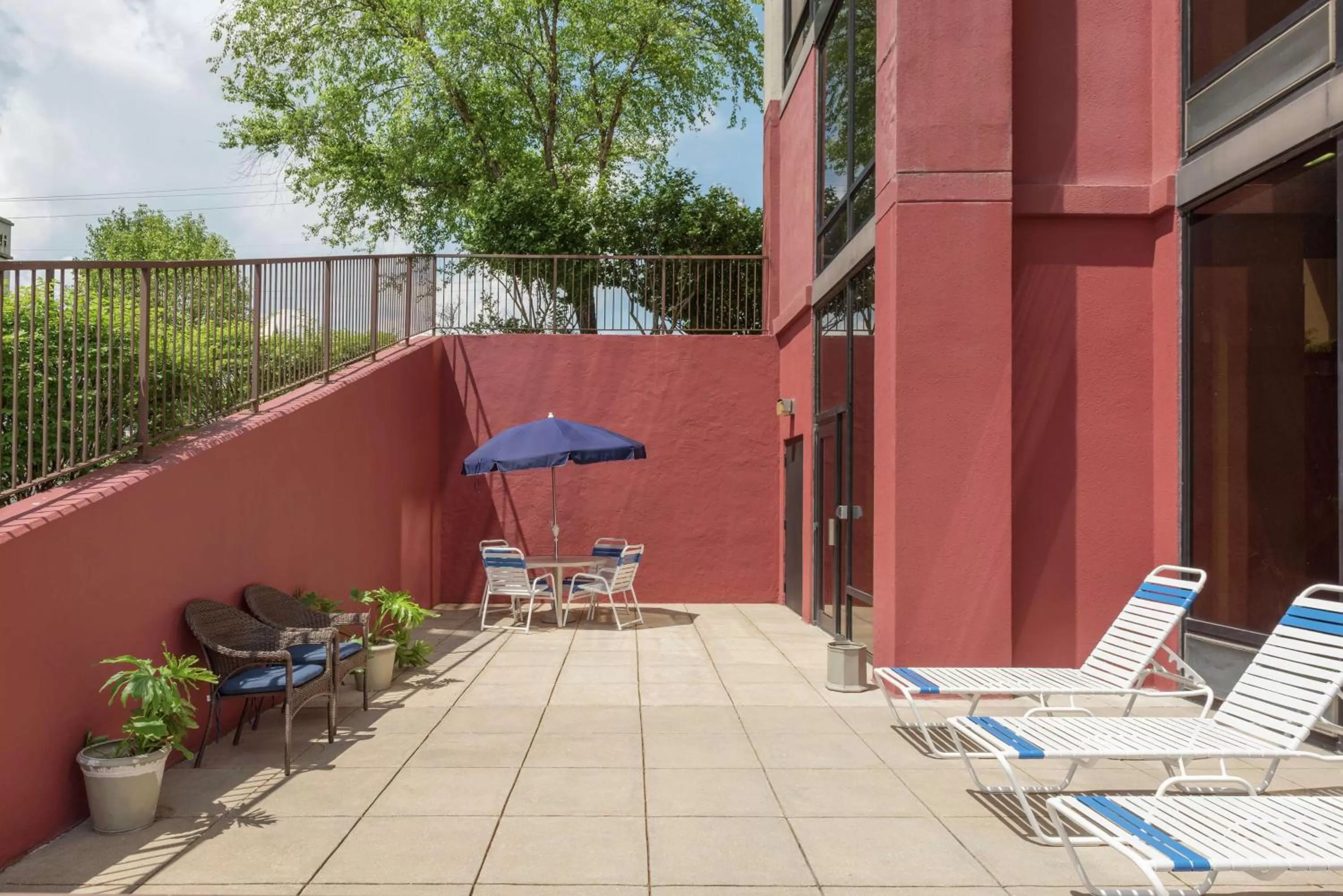 Patio in Hampton Inn Branson on the Strip