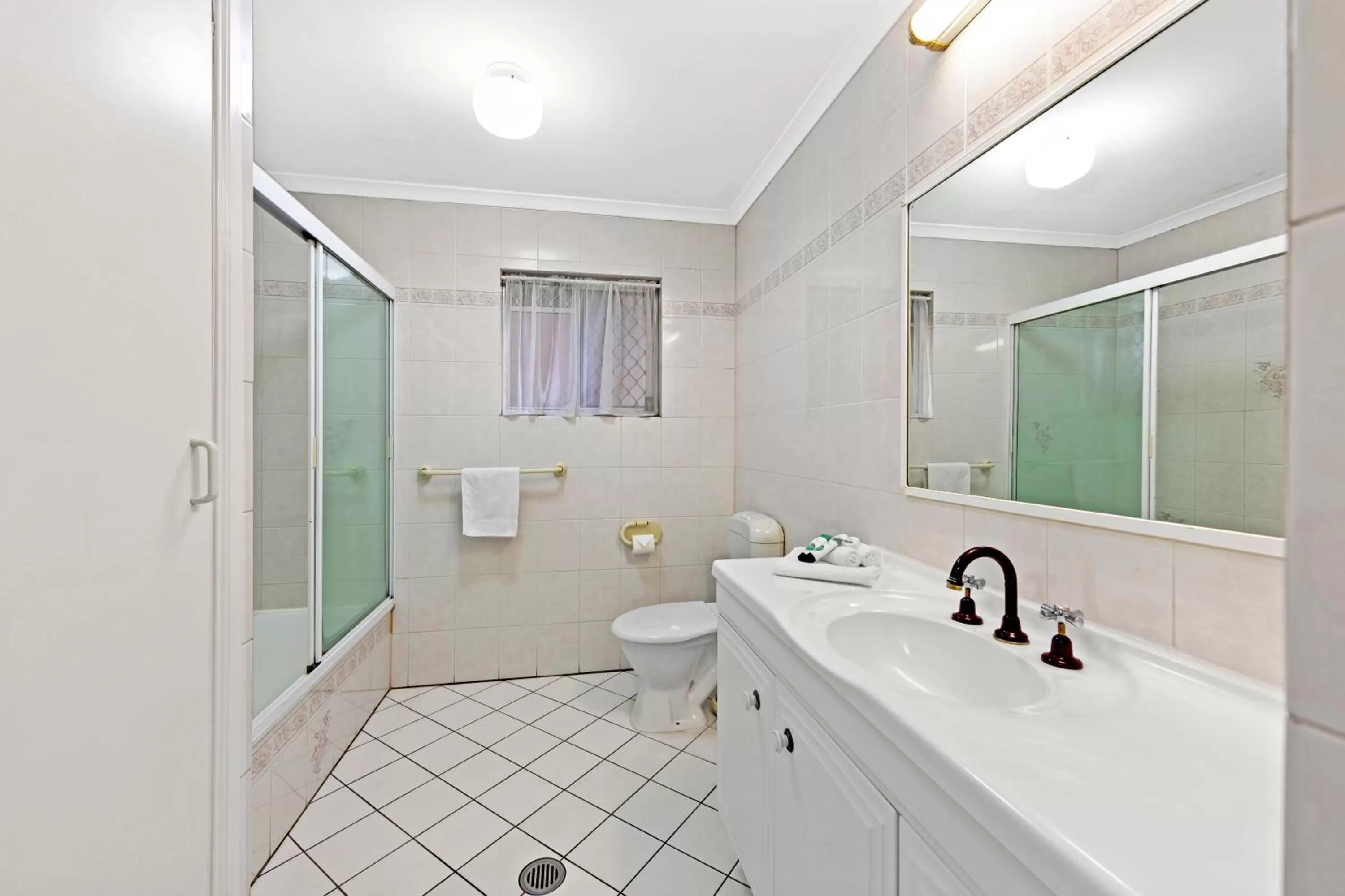 Bathroom in Koala Court Holiday Apartments