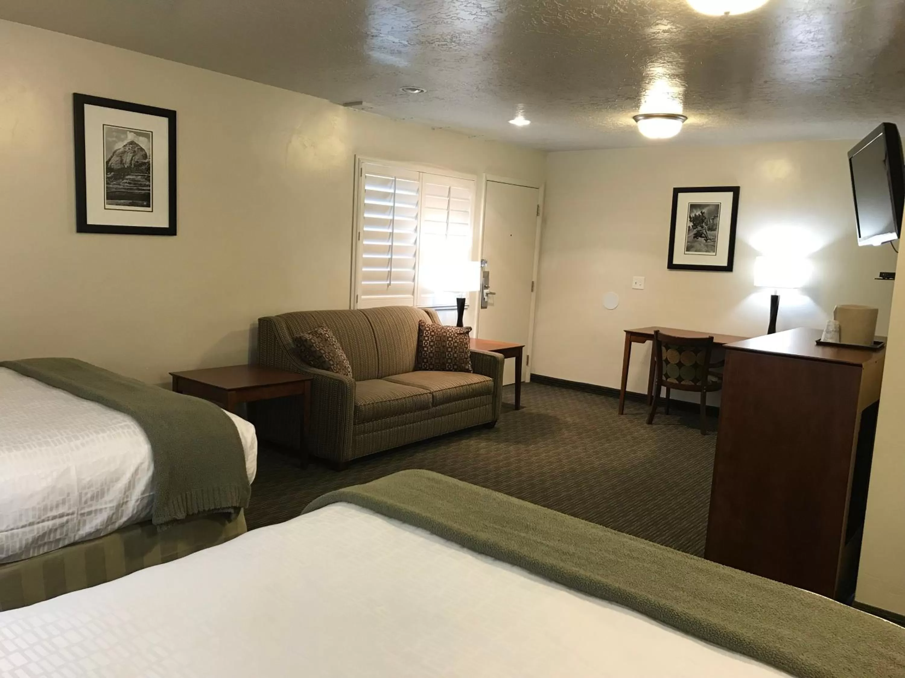 Bed in Dinosaur Inn & Suites