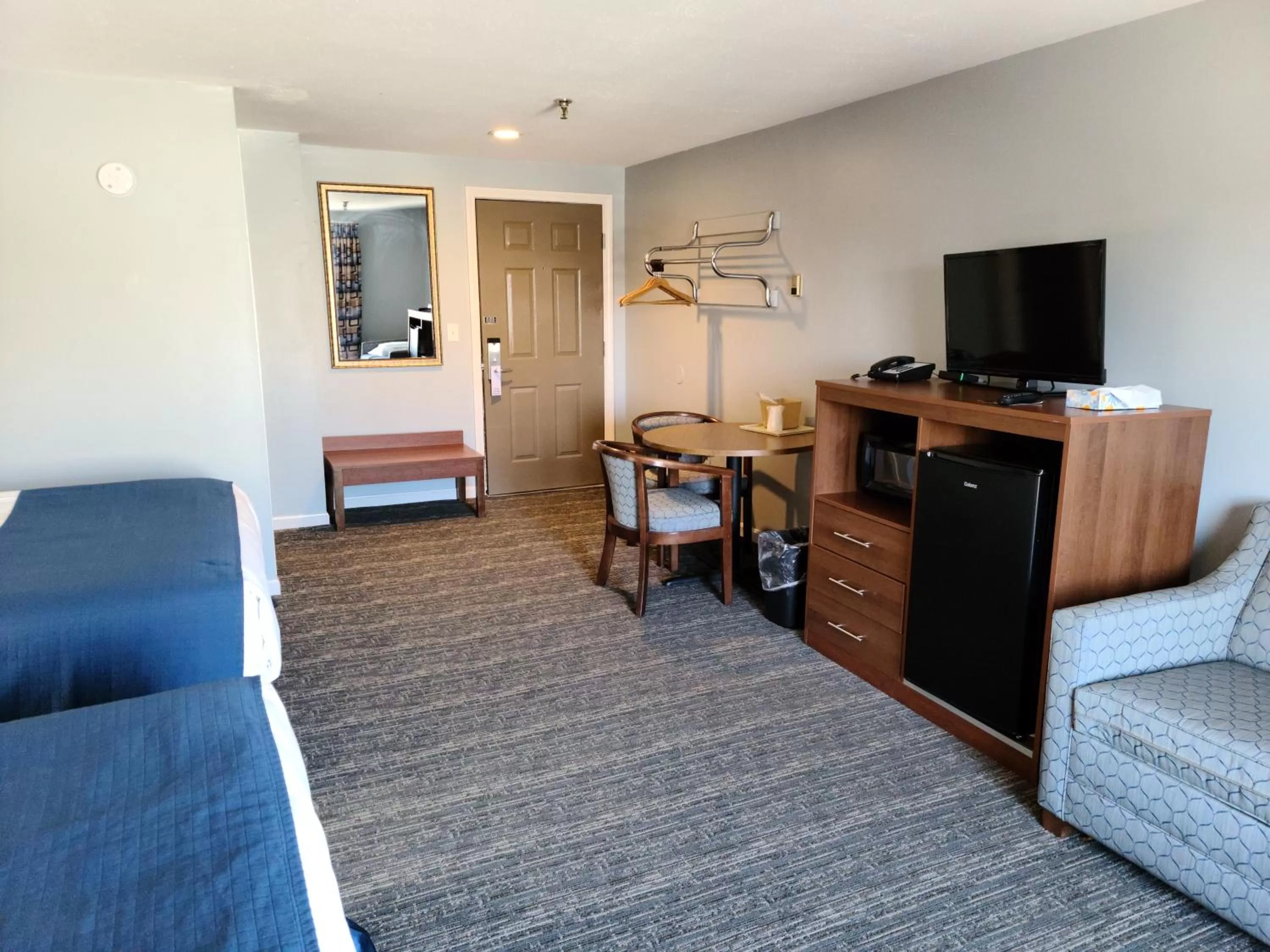 Photo of the whole room, Bed in Hampton Village Inn