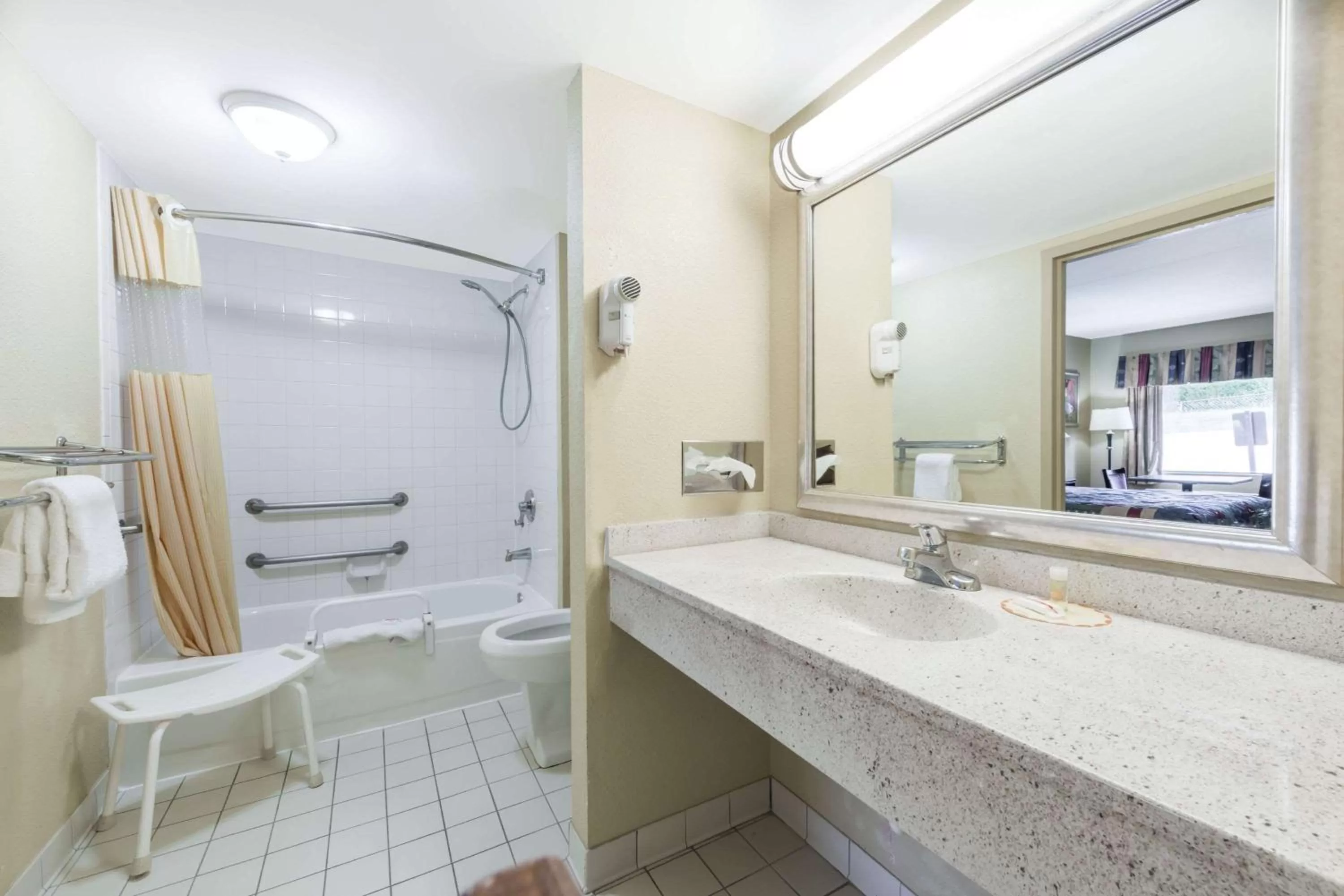 Bathroom in Days Inn Lexington SE Hamburg