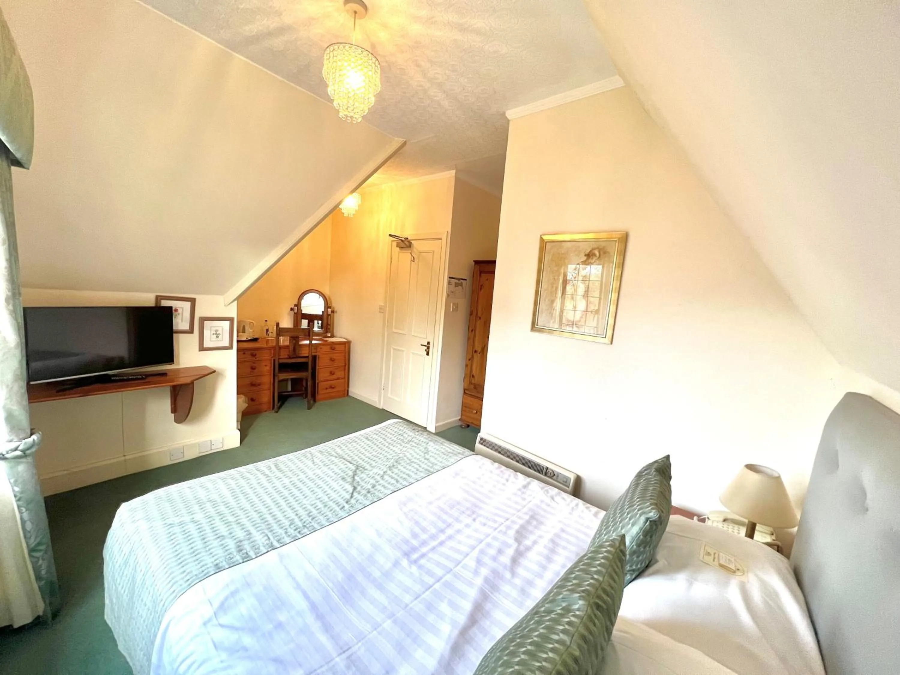 Photo of the whole room, Bed in Passford House Hotel