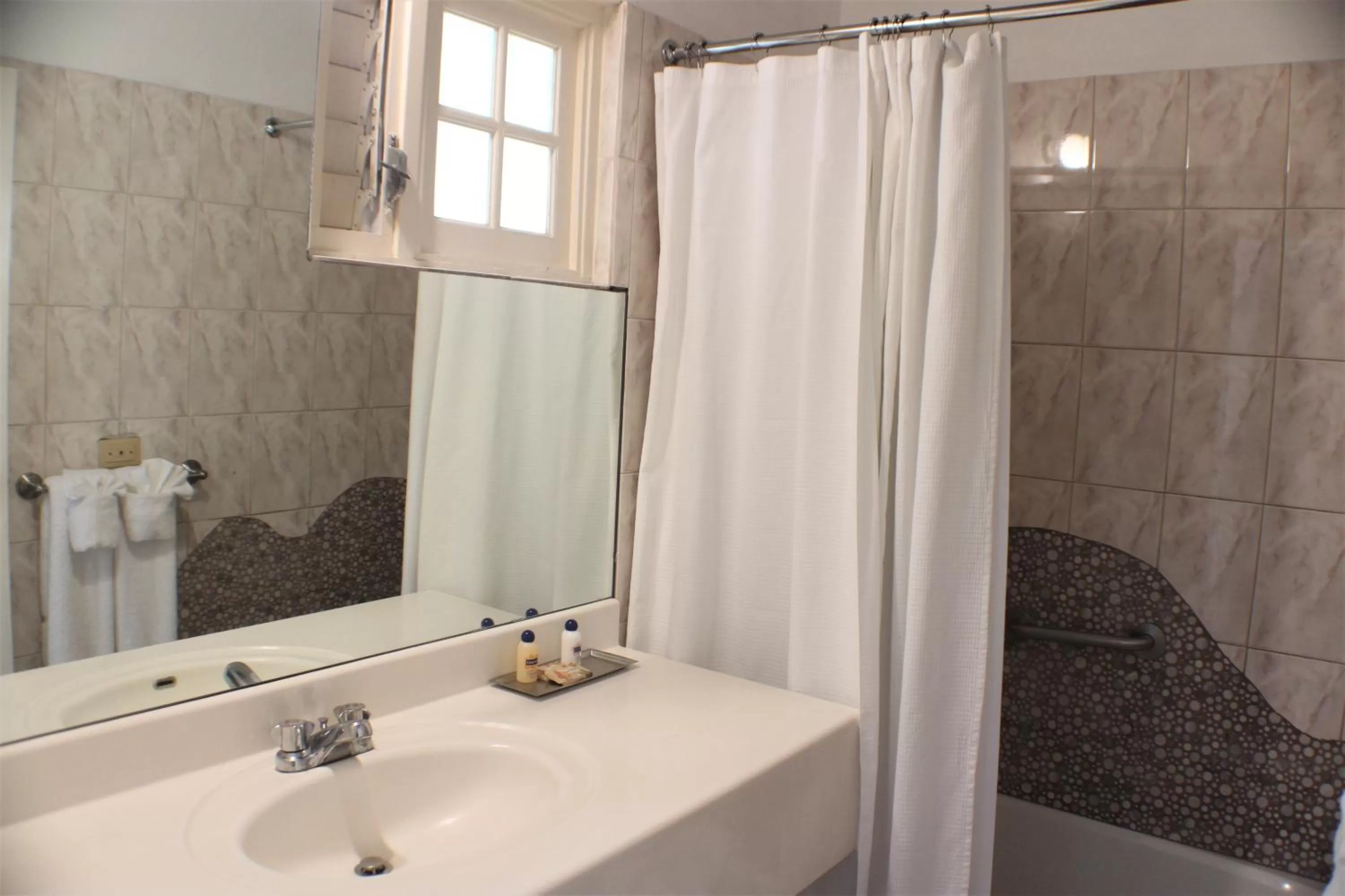 Bathroom in Altamont Court Hotel