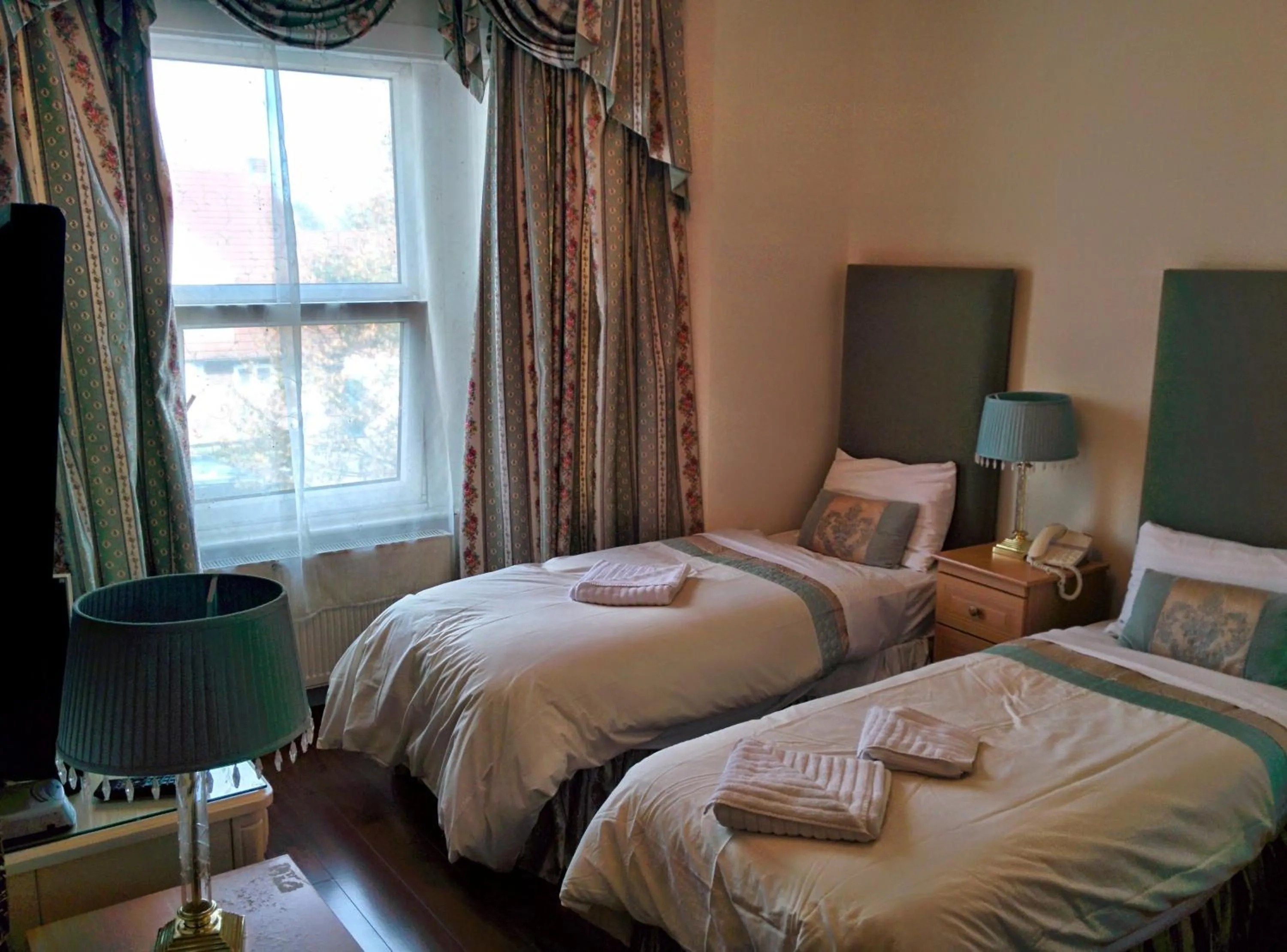 Bedroom, Bed in Acorn Guest House