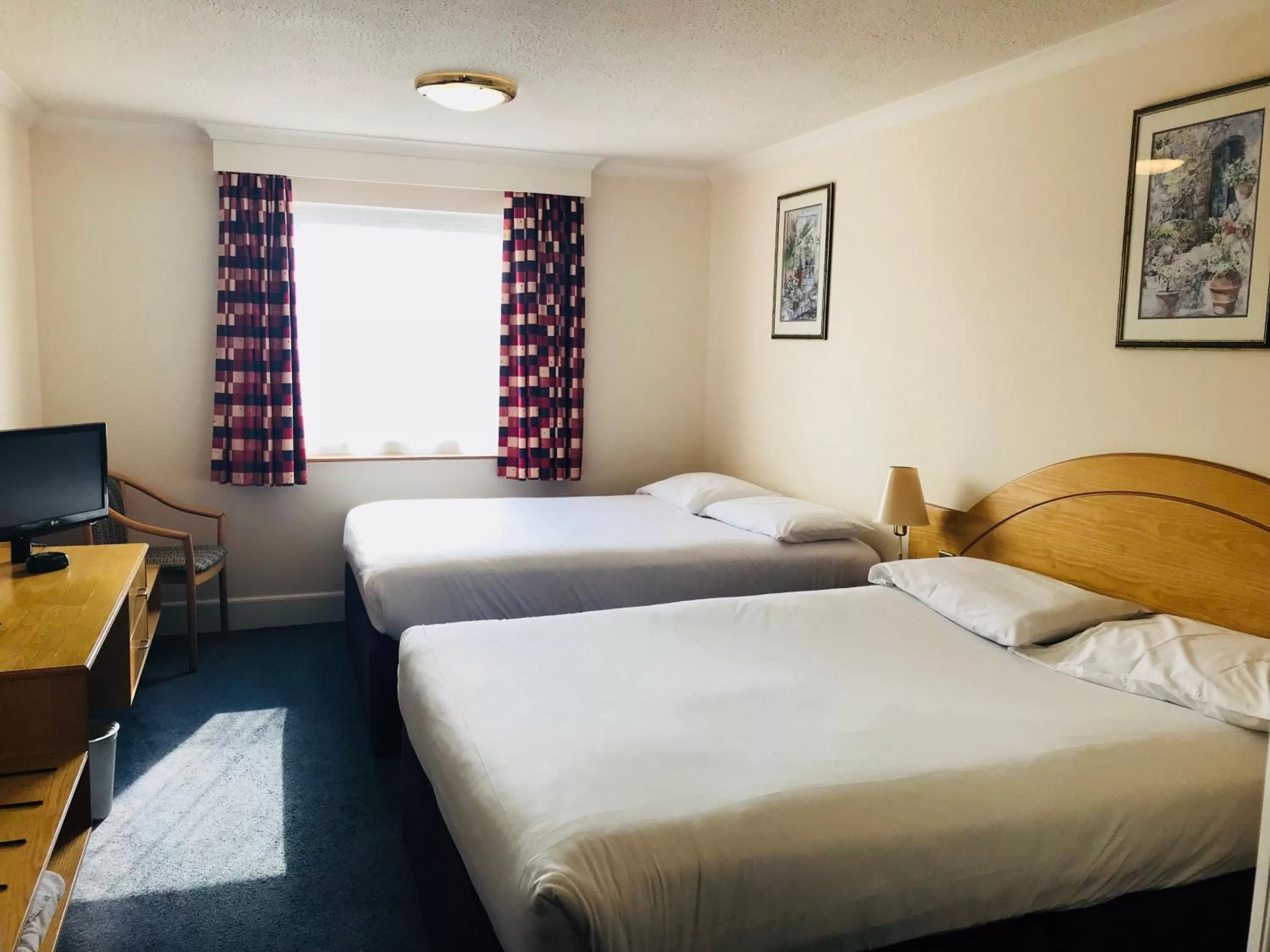 Bedroom, Bed in Days Inn Watford Gap