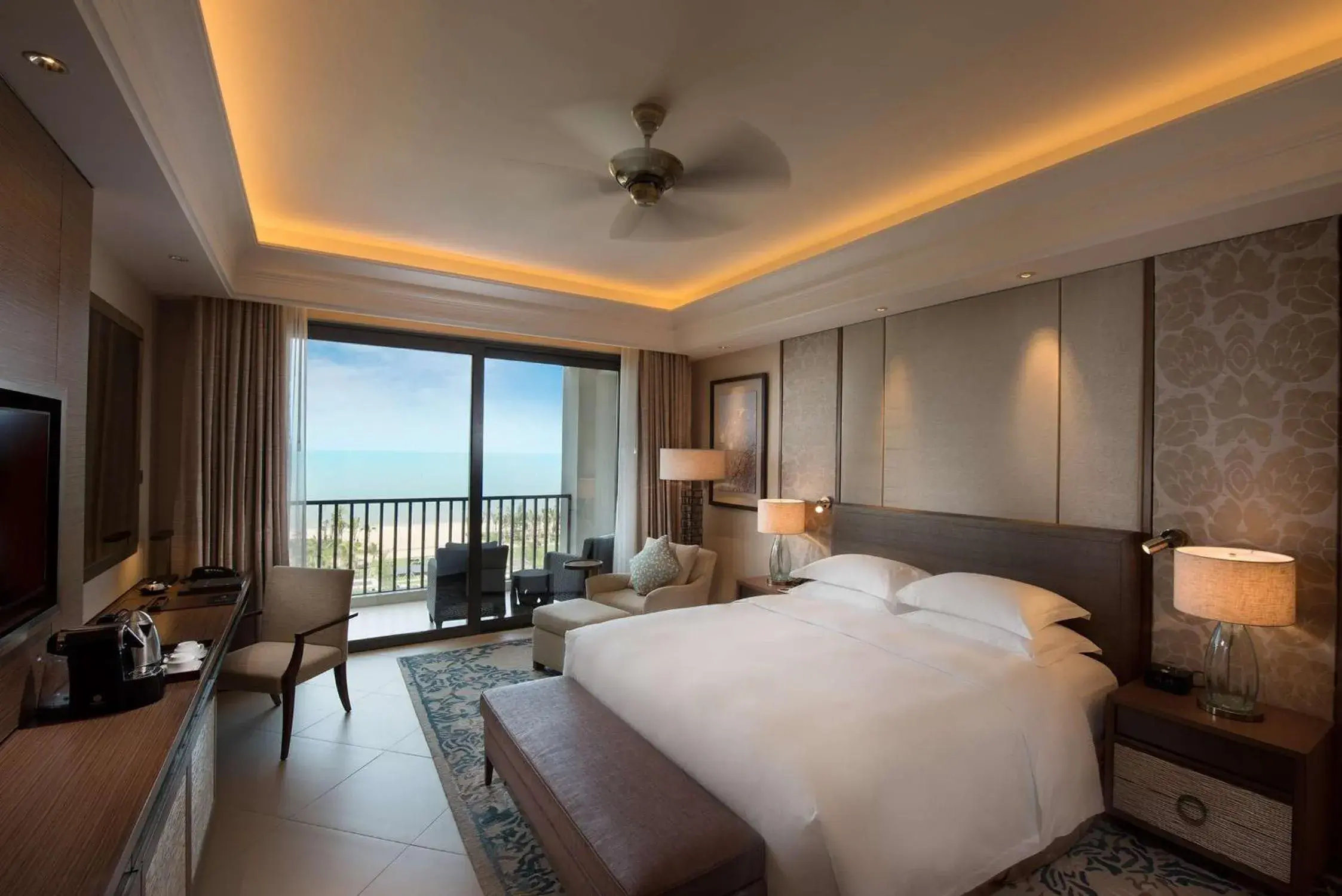 Executive King Room with Sea View in Hilton Haikou Meilan Executive King Room with Sea View in Hilton Haikou Meilan