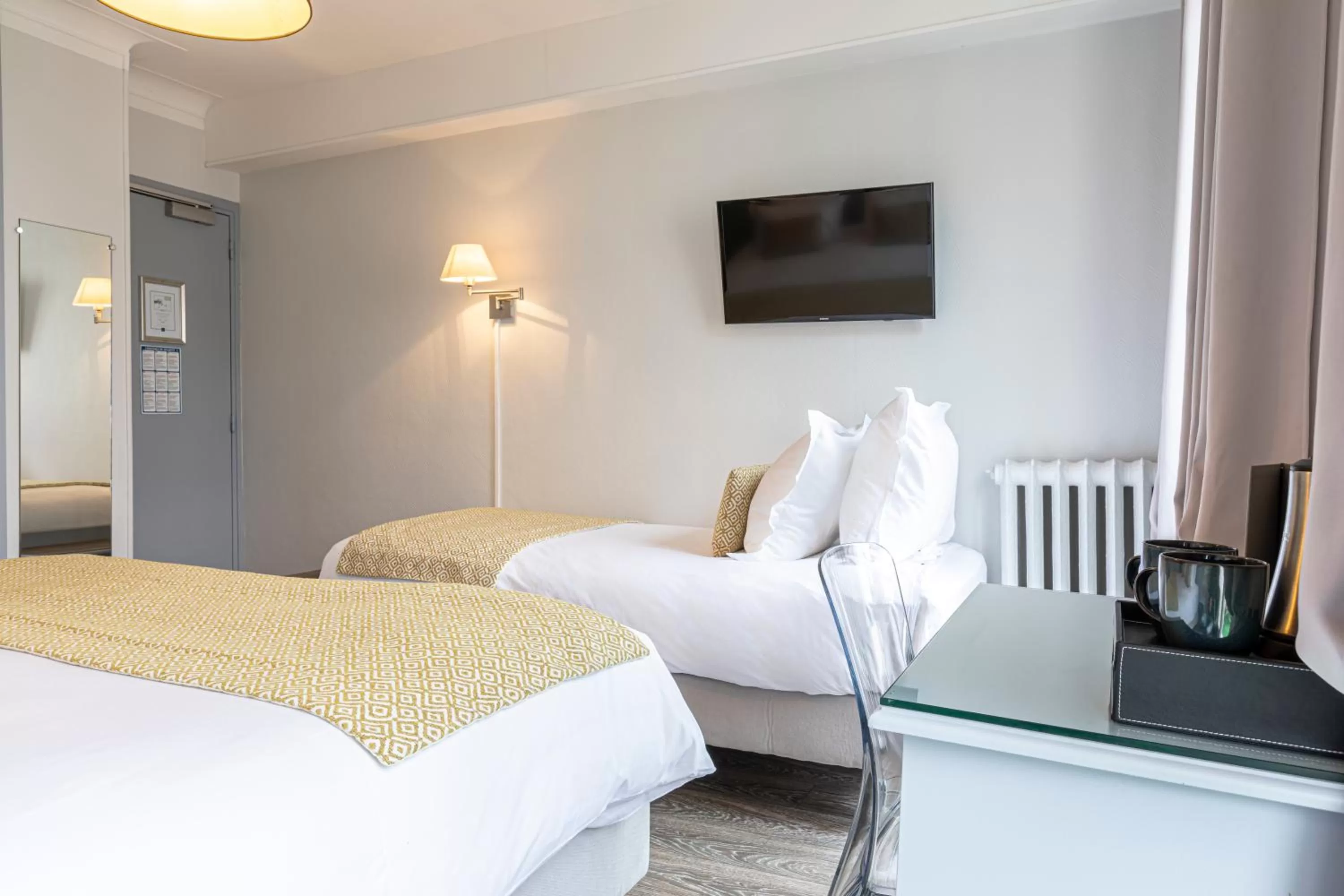 Photo of the whole room, Bed in Splendid Hôtel