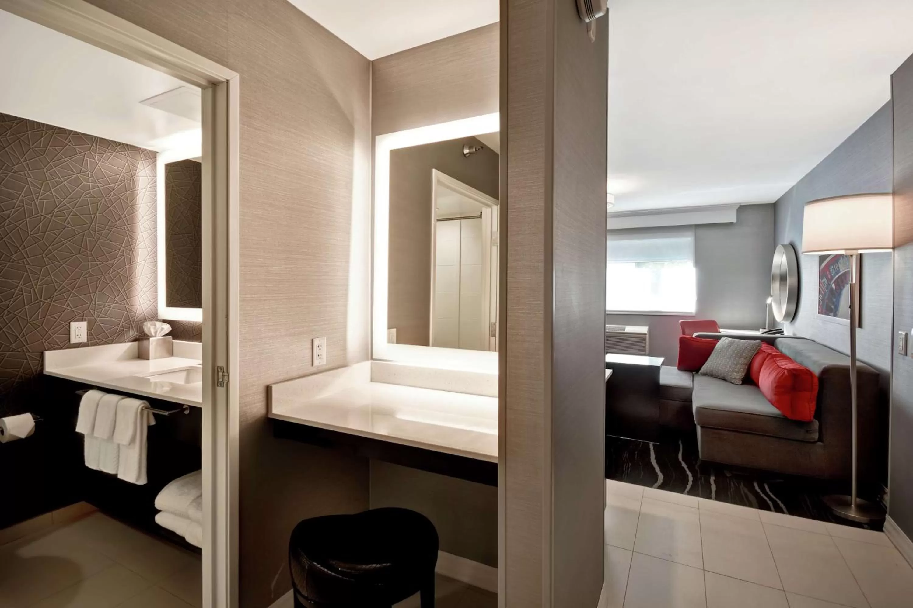 Living room, Bed in DoubleTree by Hilton Deadwood at Cadillac Jack's