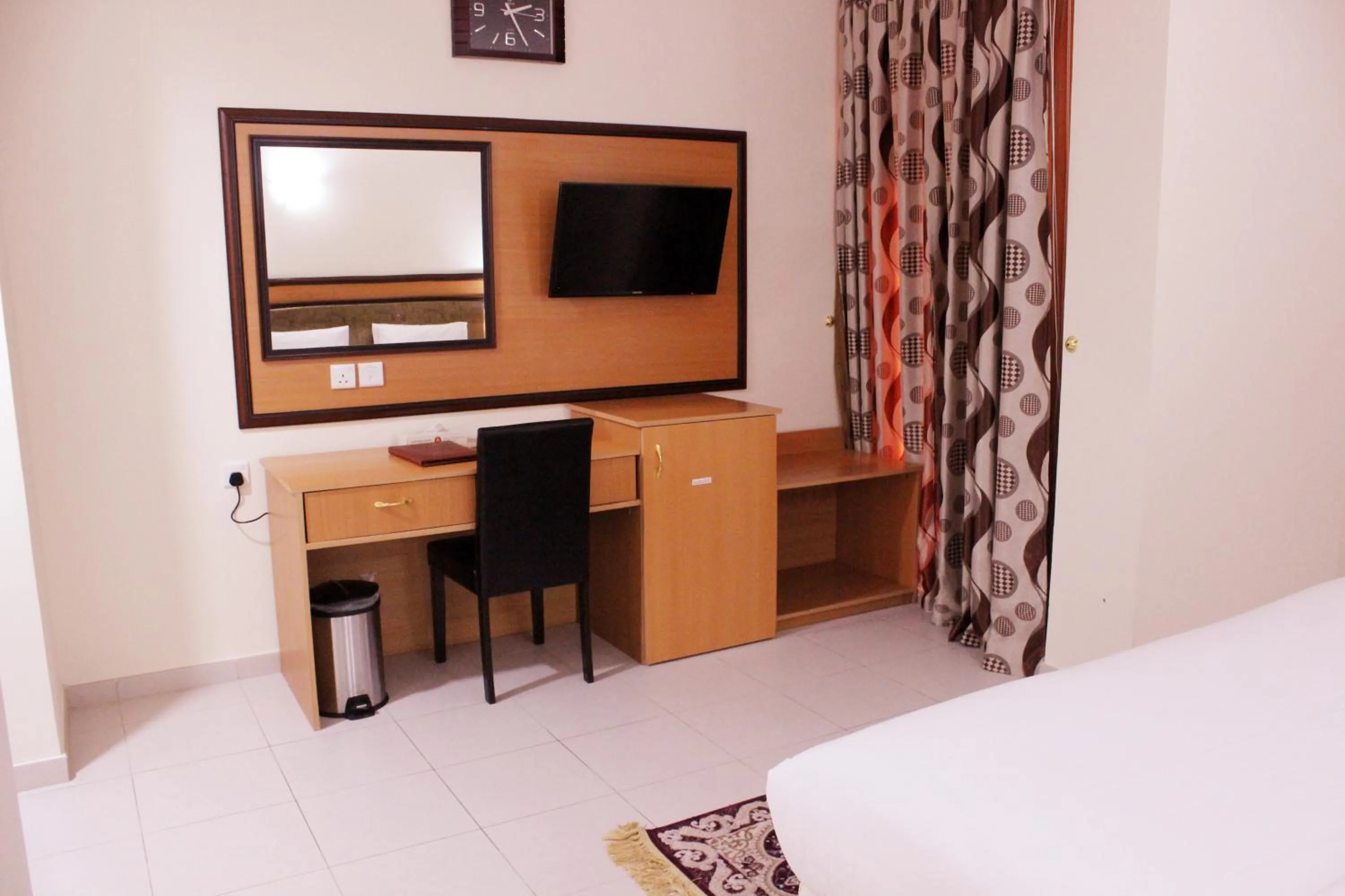 Bedroom, Bed in Montreal Naif Hotel