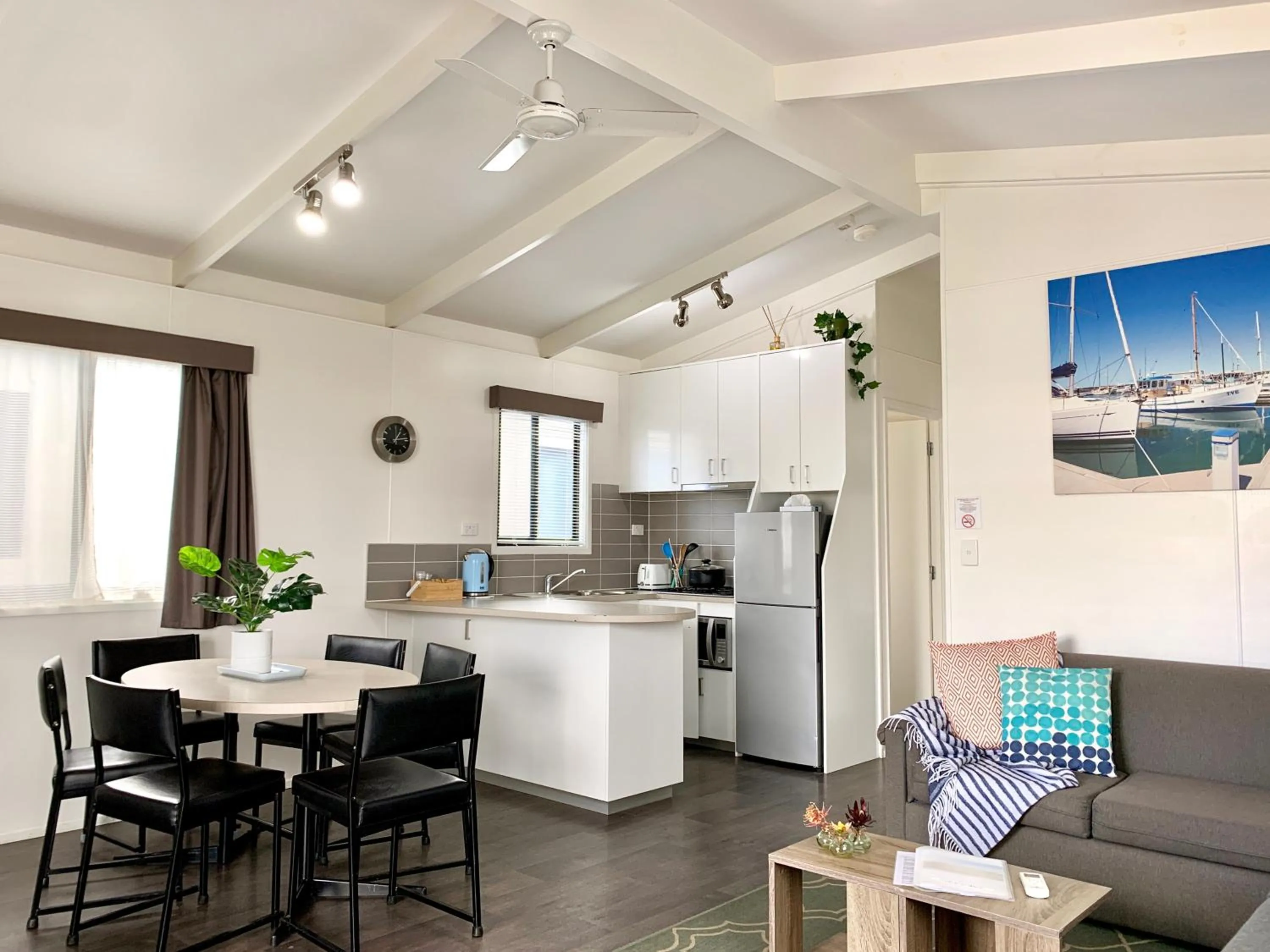 Kitchen or kitchenette in Apollo Bay Waterfront Motor Inn
