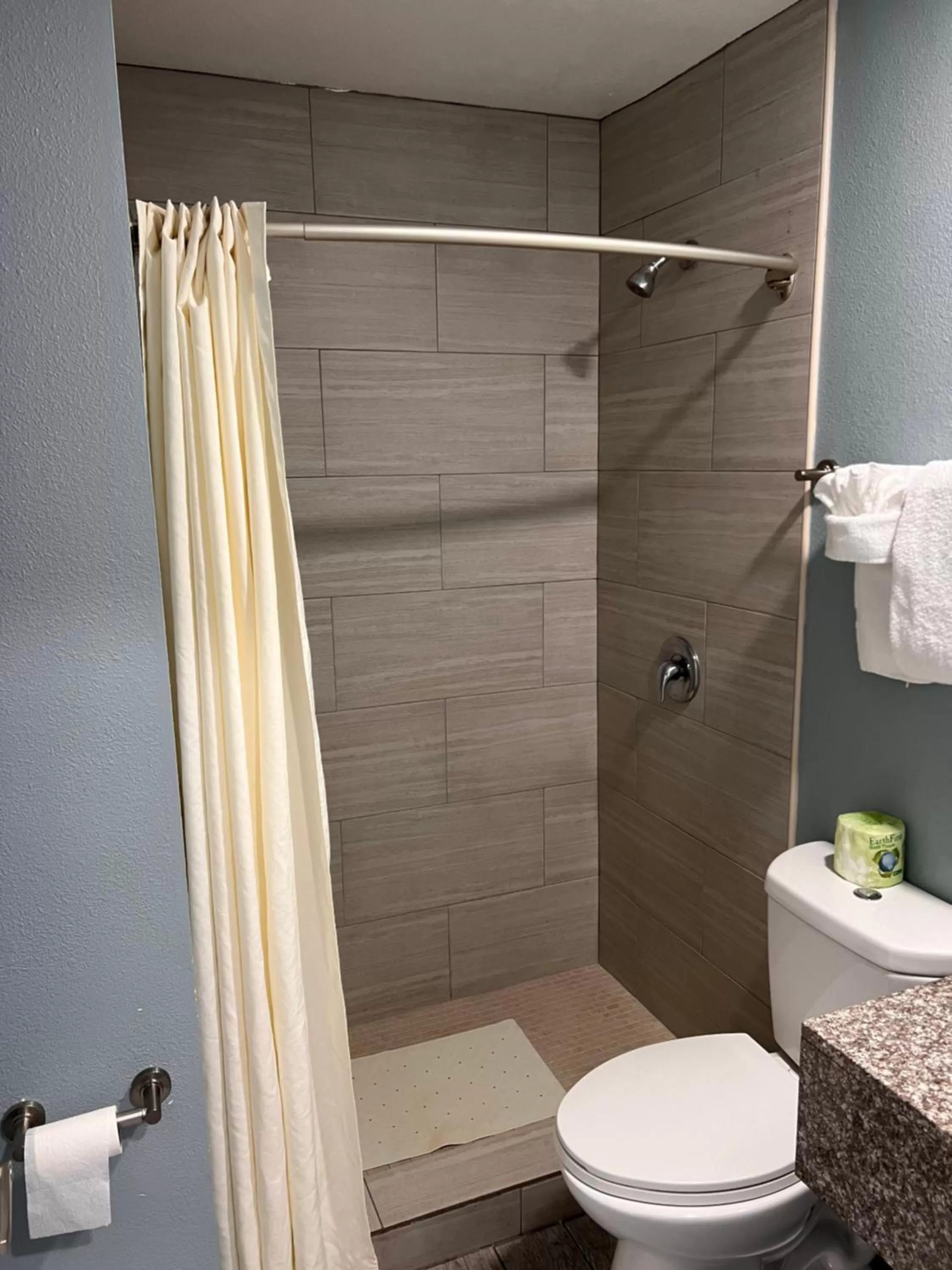 Shower in Surf City Inn & Suites