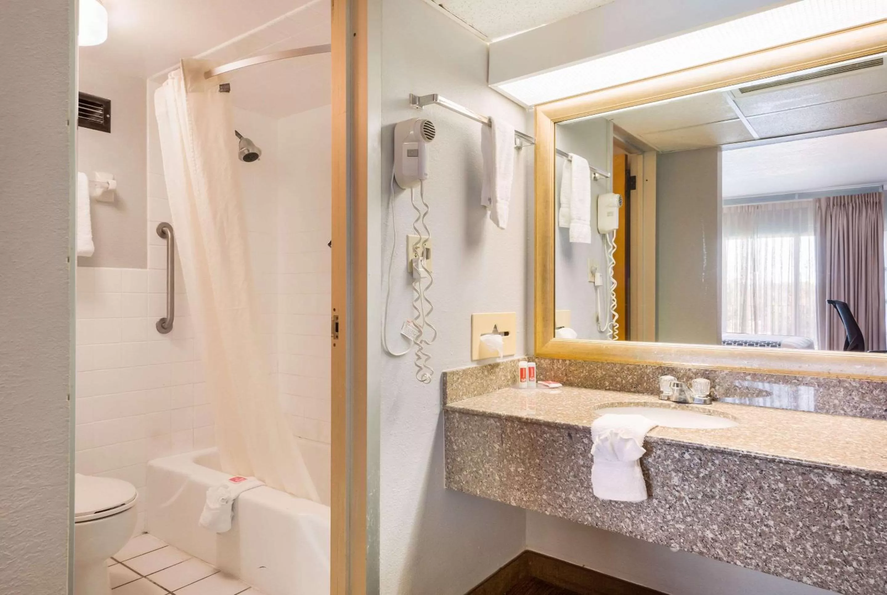 Bathroom in Econo Lodge Winter Haven Chain of Lakes