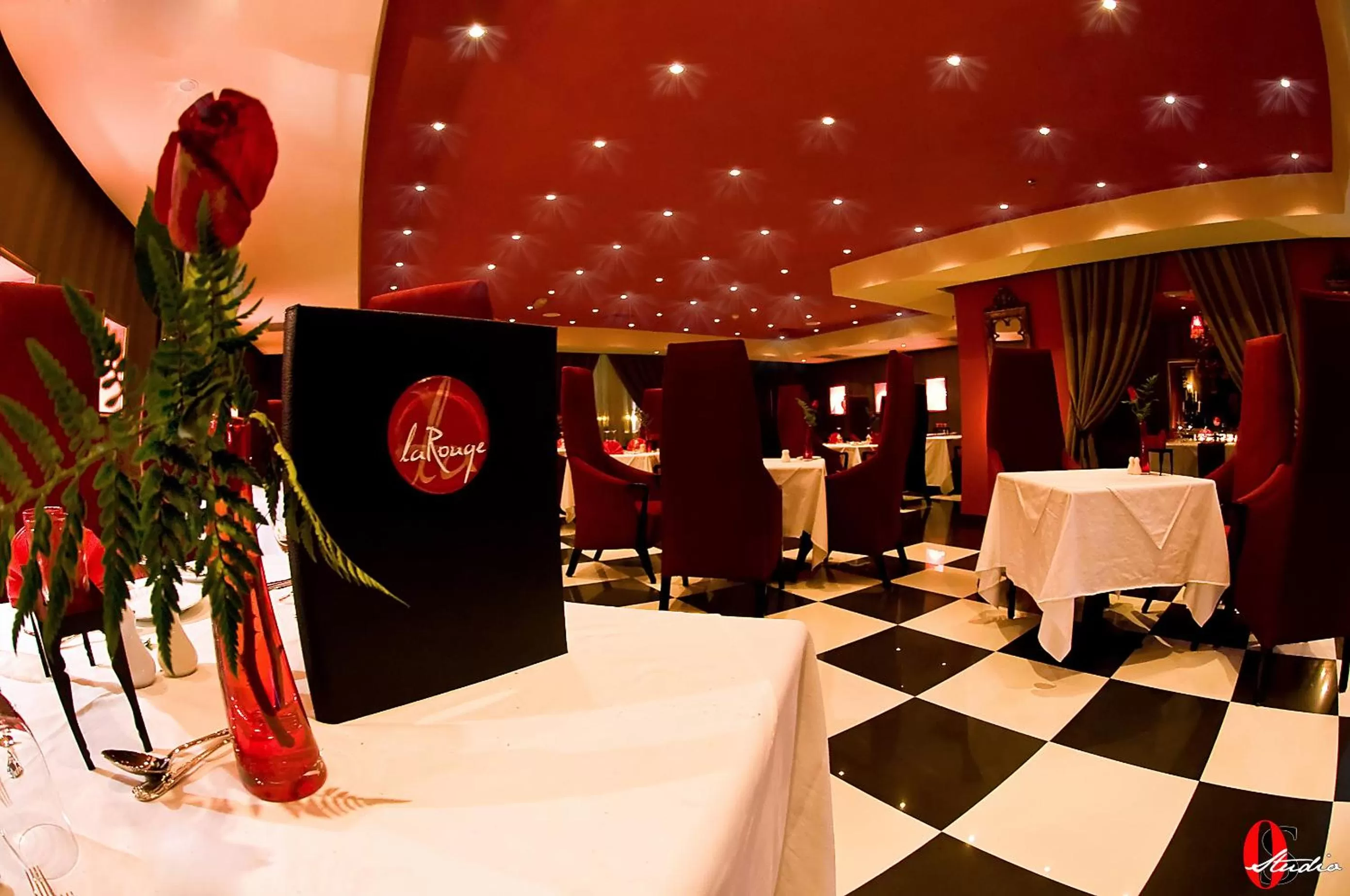 Restaurant/places to eat in The Convention Center & Royal Suites Hotel