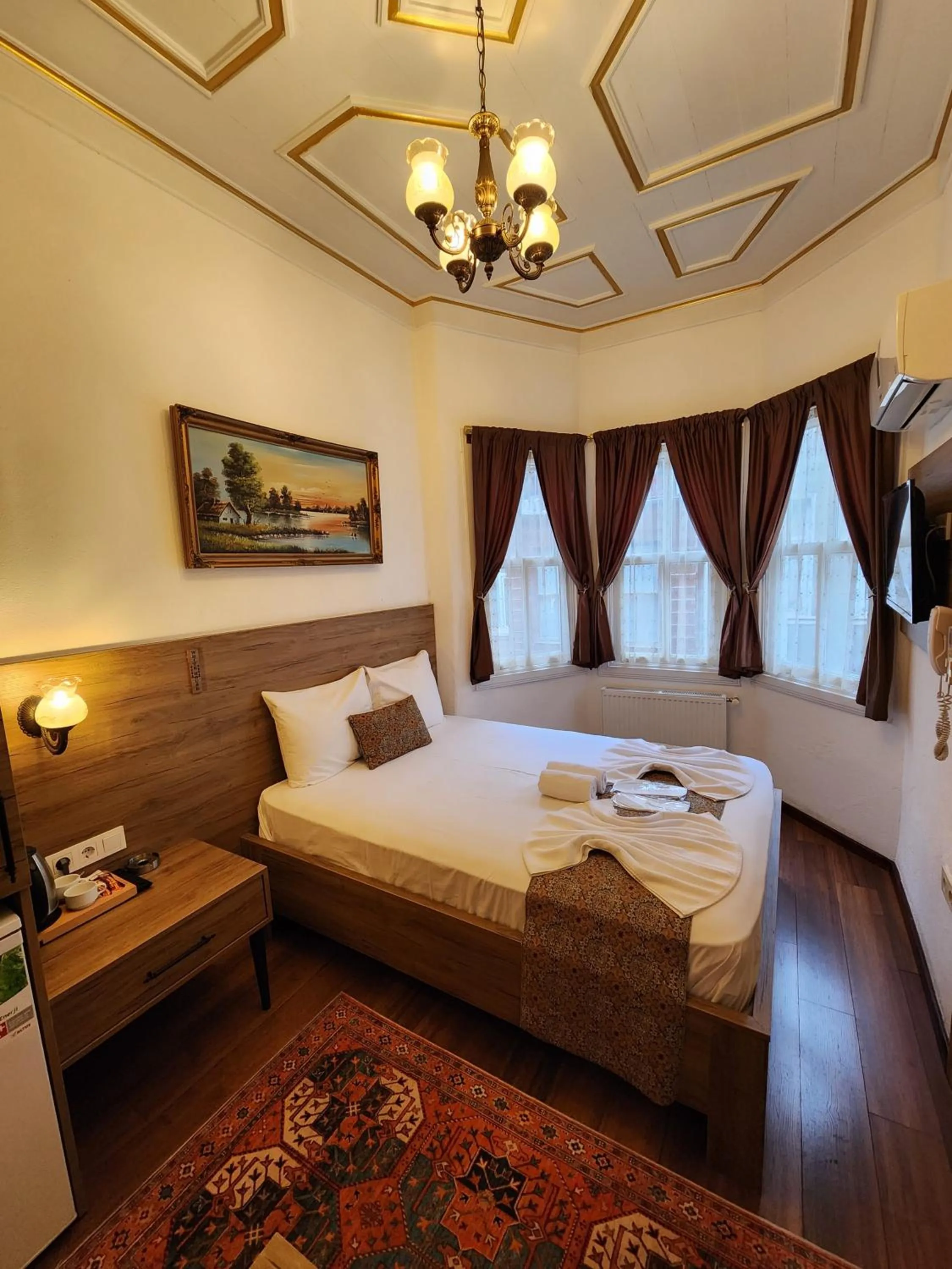 Photo of the whole room, Bed in Kadıköy White House