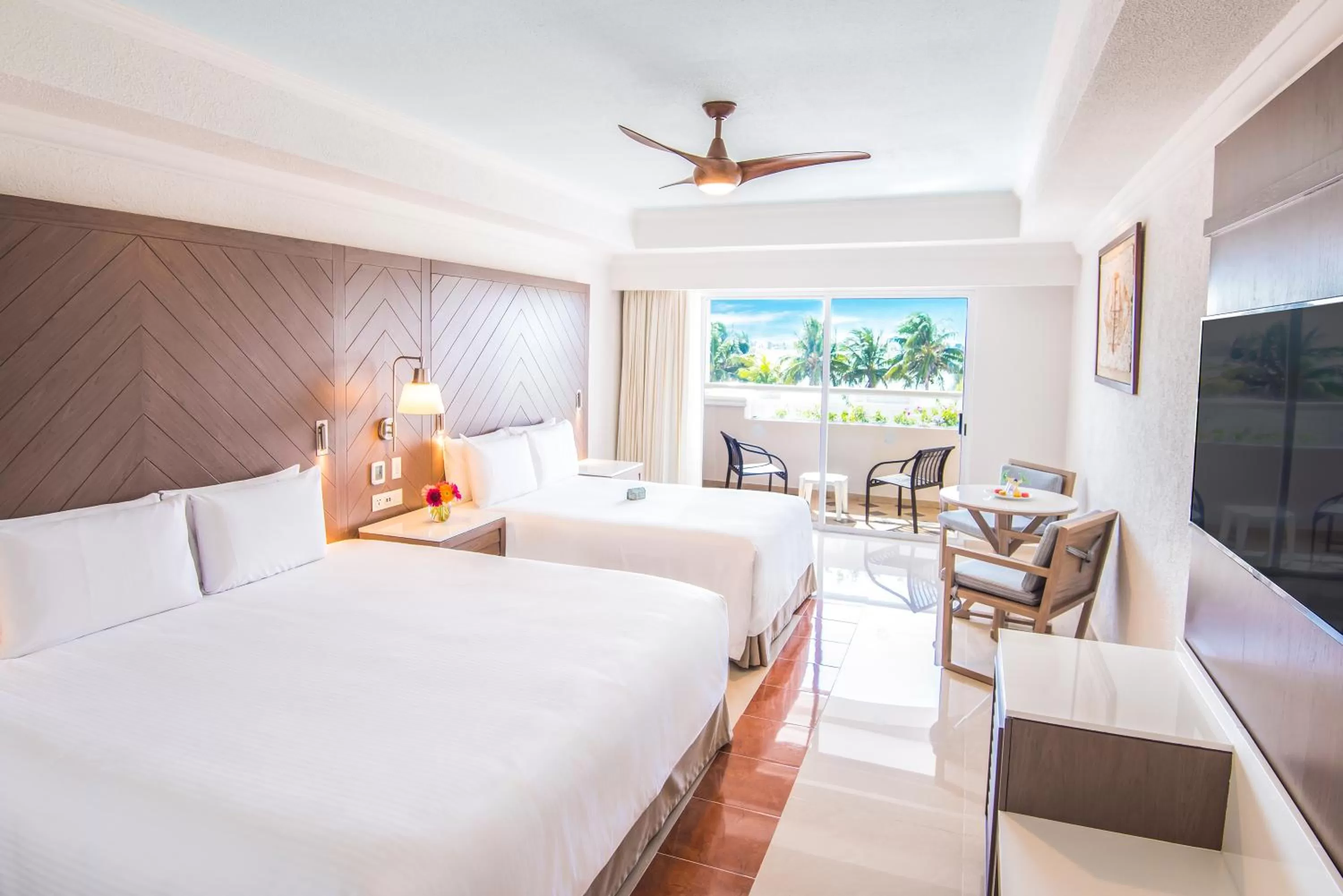 Bedroom, Bed in Wyndham Alltra Cancun All Inclusive Resort