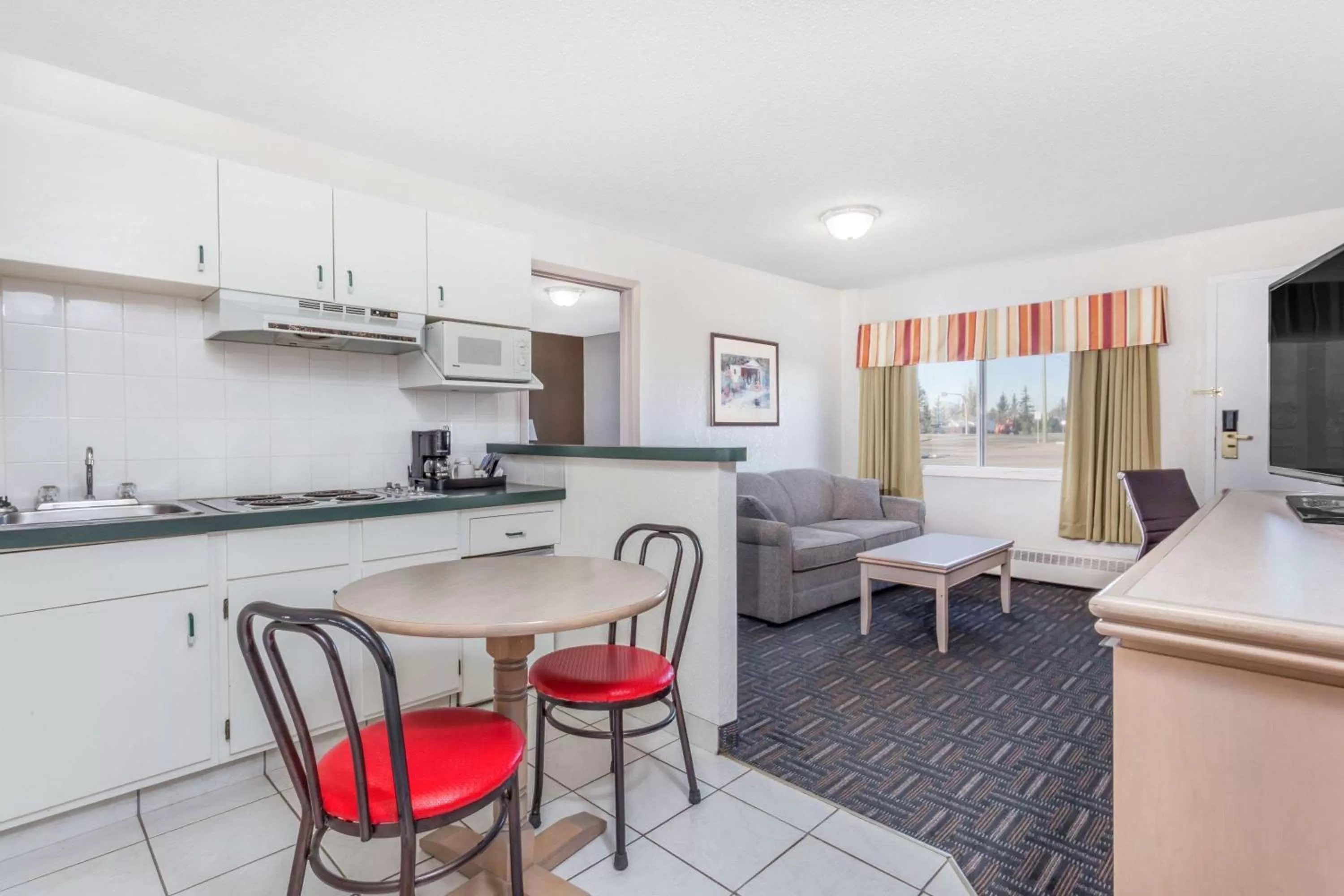 Photo of the whole room in Super 8 by Wyndham Stettler