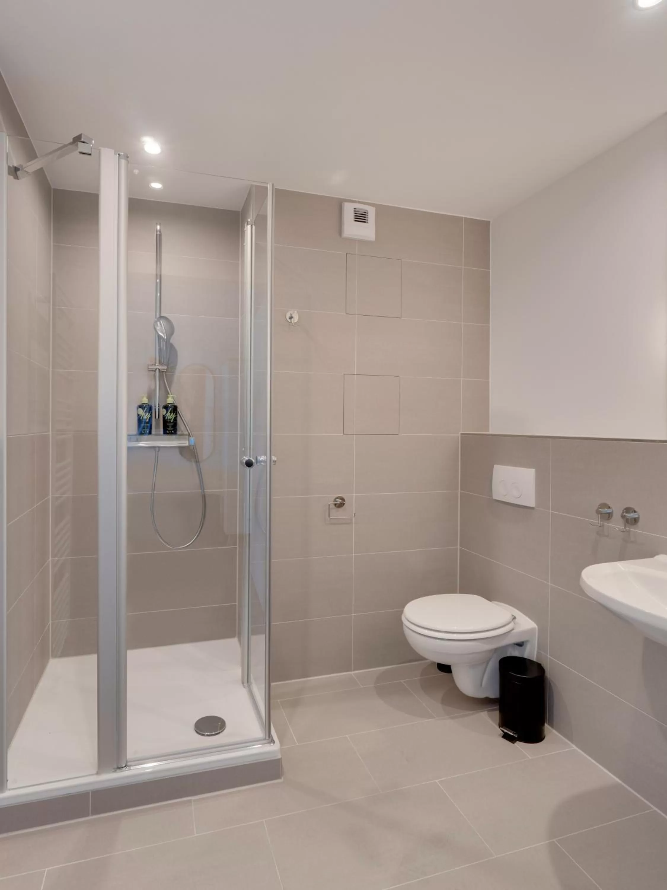 Shower in Limehome Darmstadt Wilhelminenstraße - Digital Access