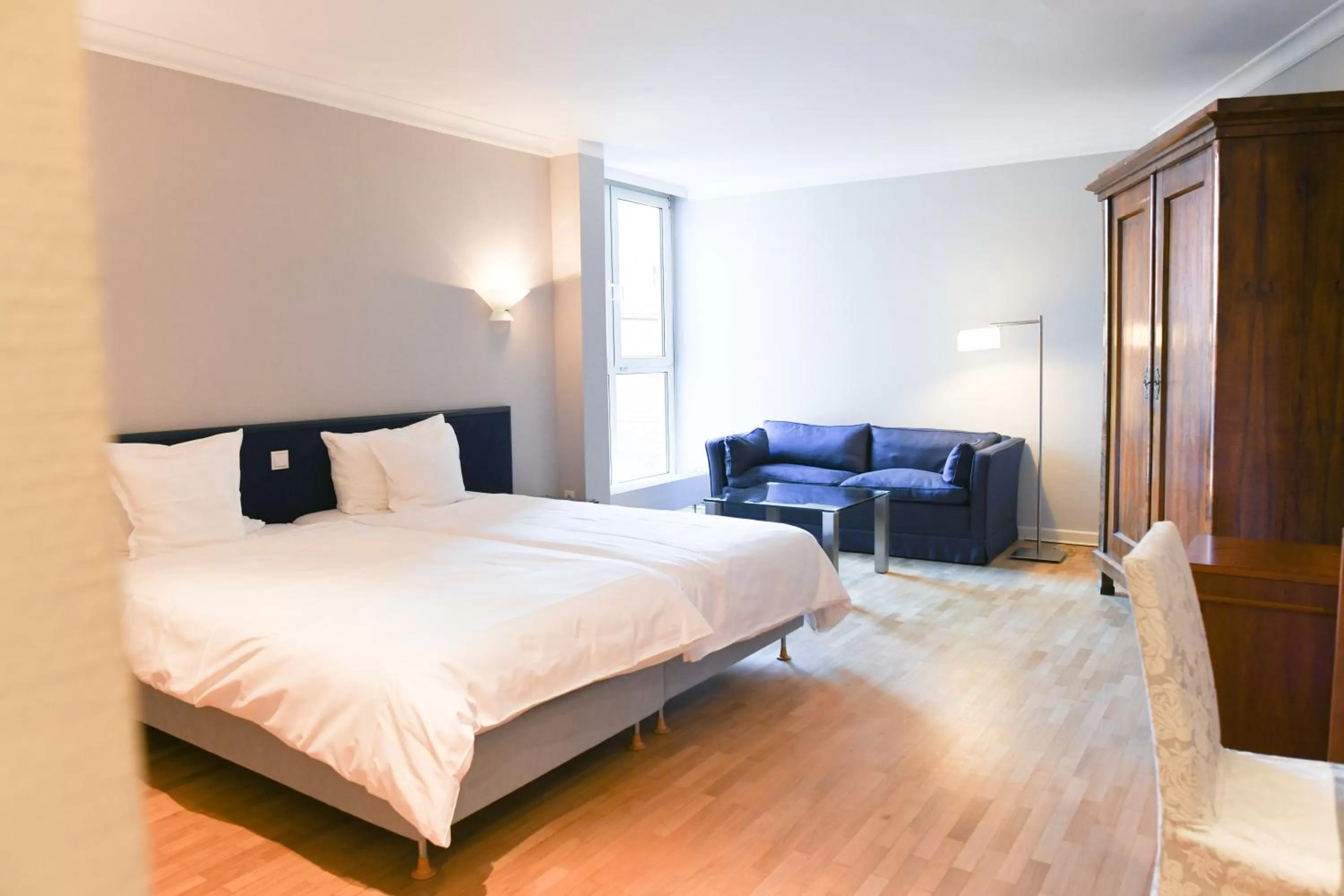 Seating area, Bed in Hotel Bamberger Hof Bellevue