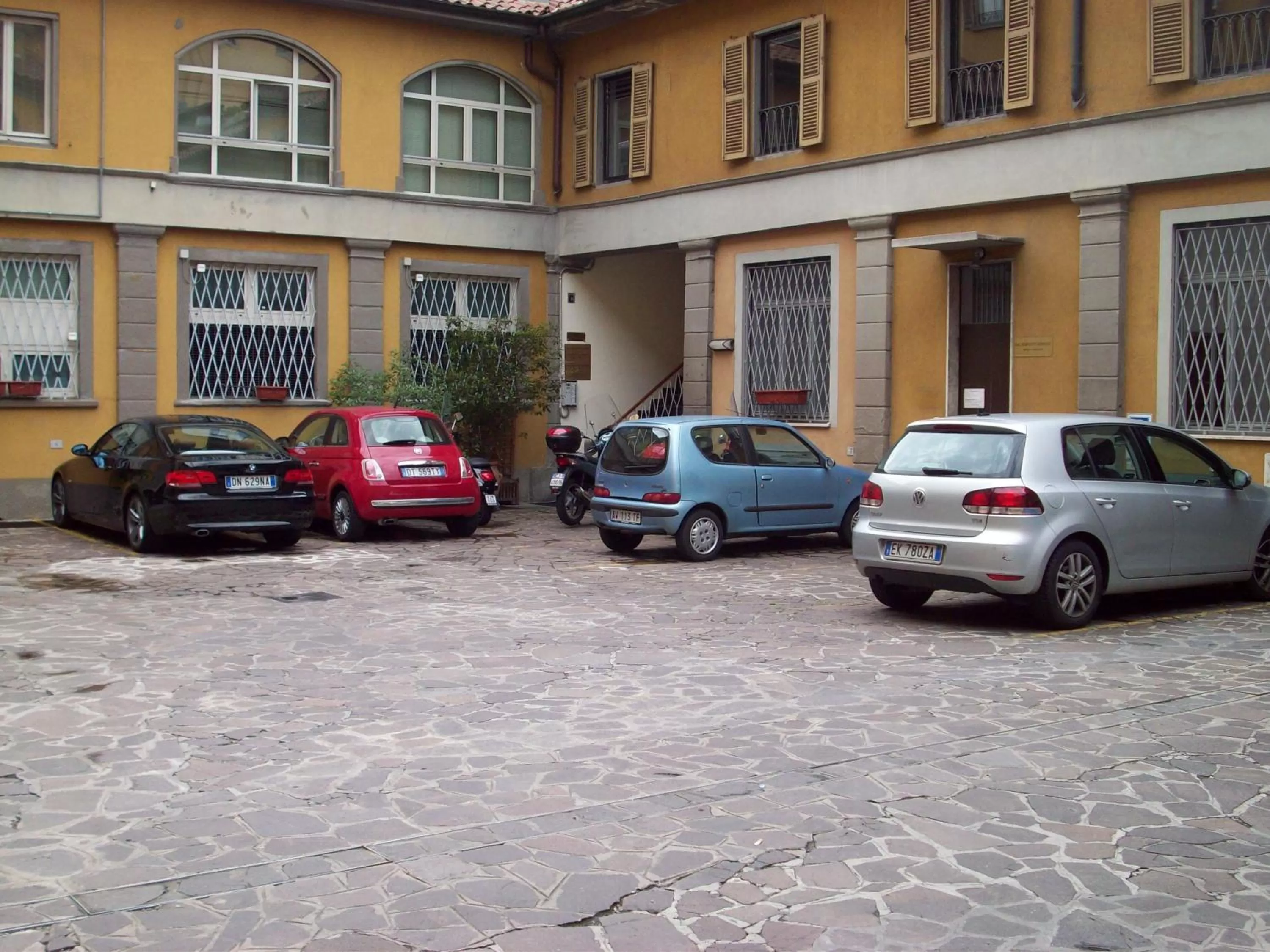 Decorative detail in Zaffiro Blu Airport