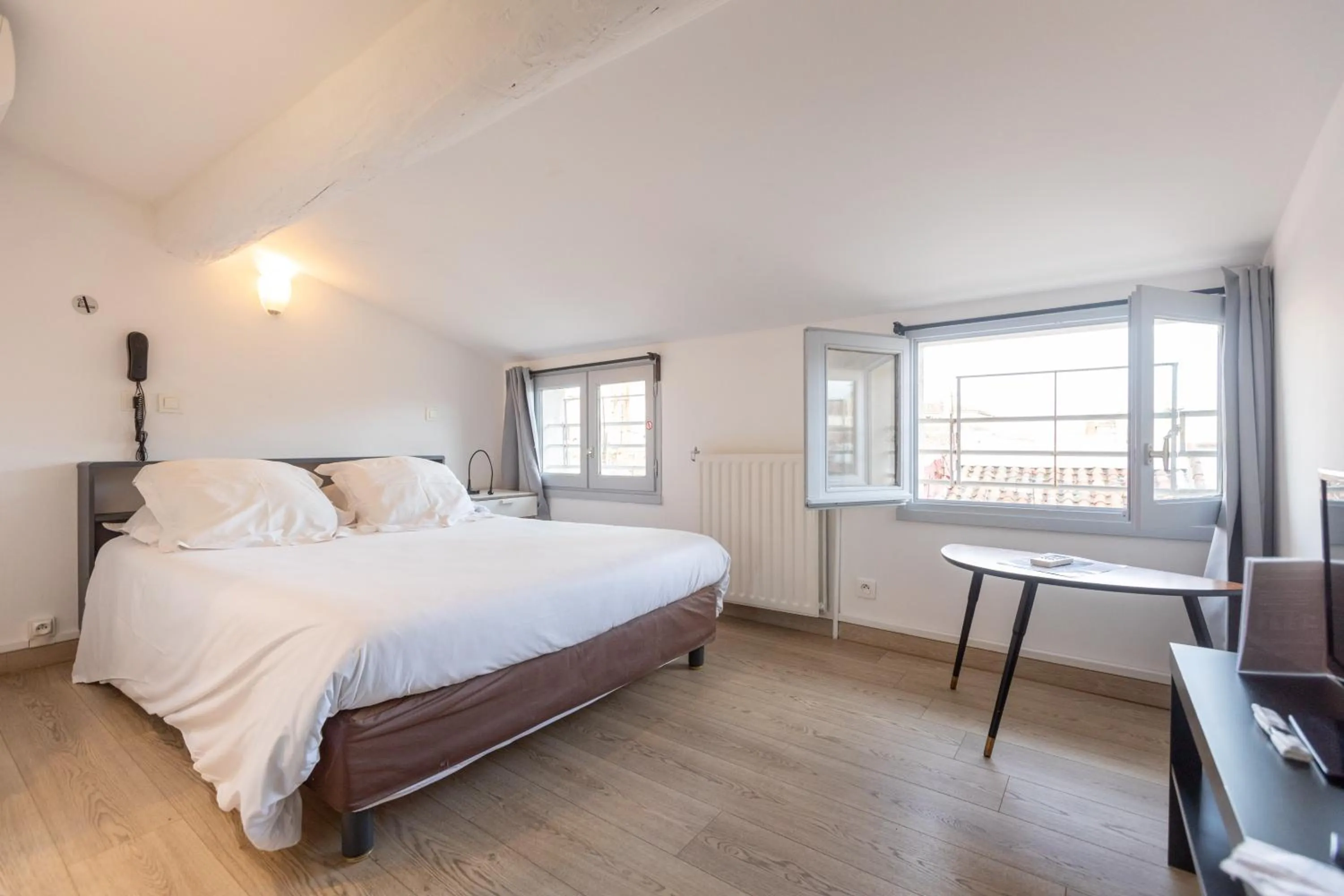 Bed in Hôtel Edmond Rostand