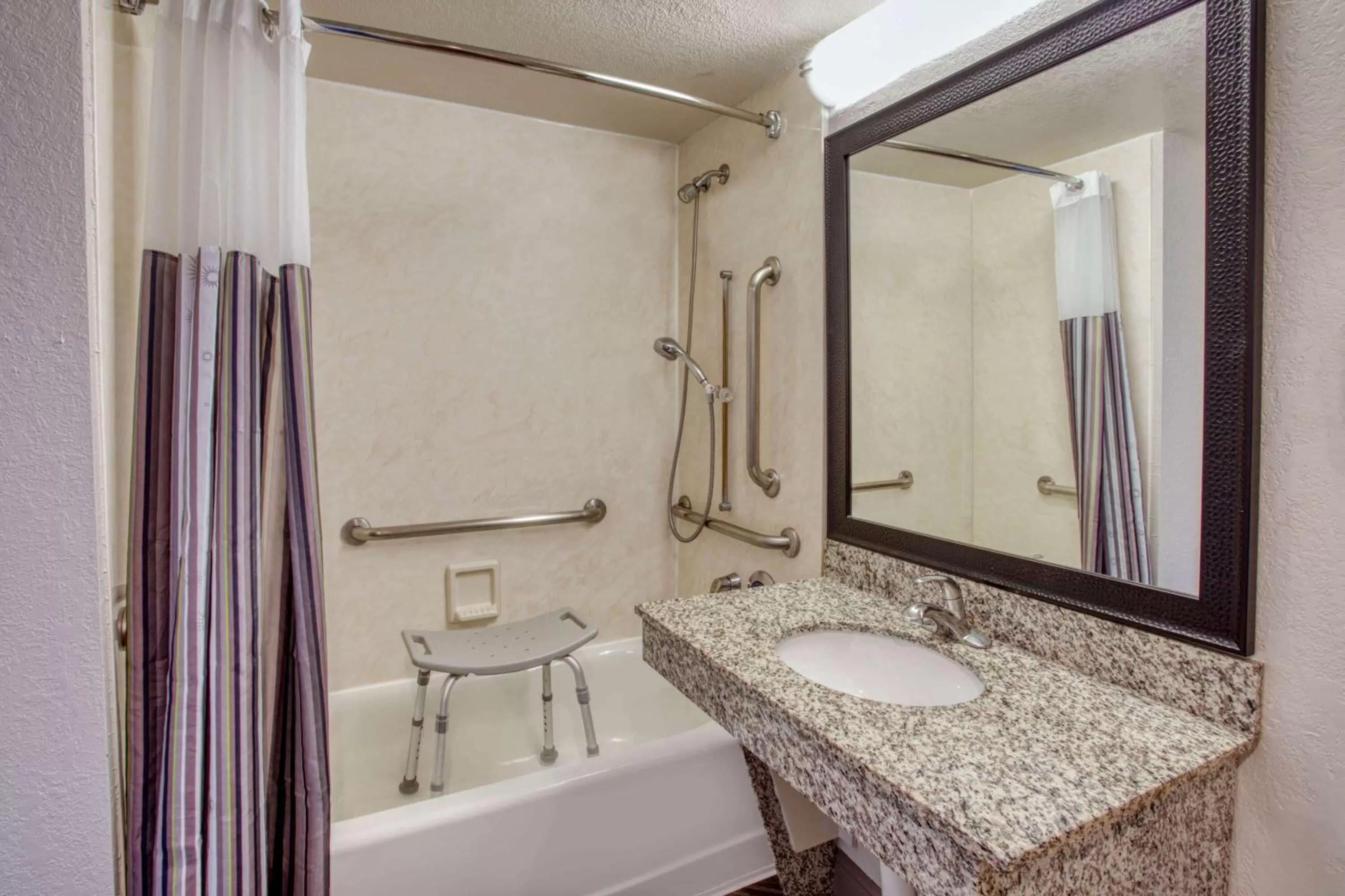 Bathroom in La Quinta by Wyndham Minneapolis Bloomington W - FREE AIRPORT SHUTTLE