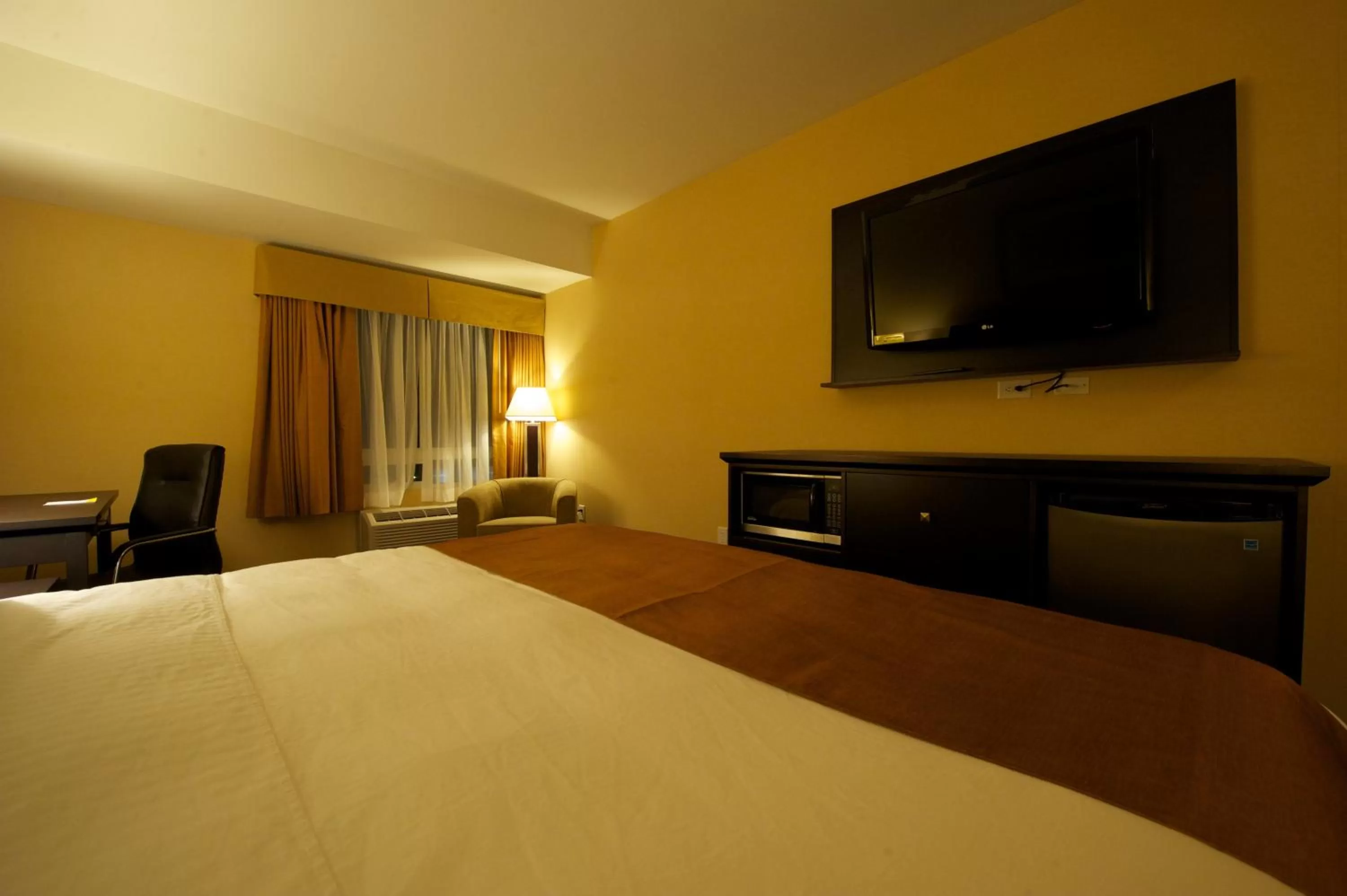 Bed in Days Inn & Suites by Wyndham Winnipeg Airport Manitoba