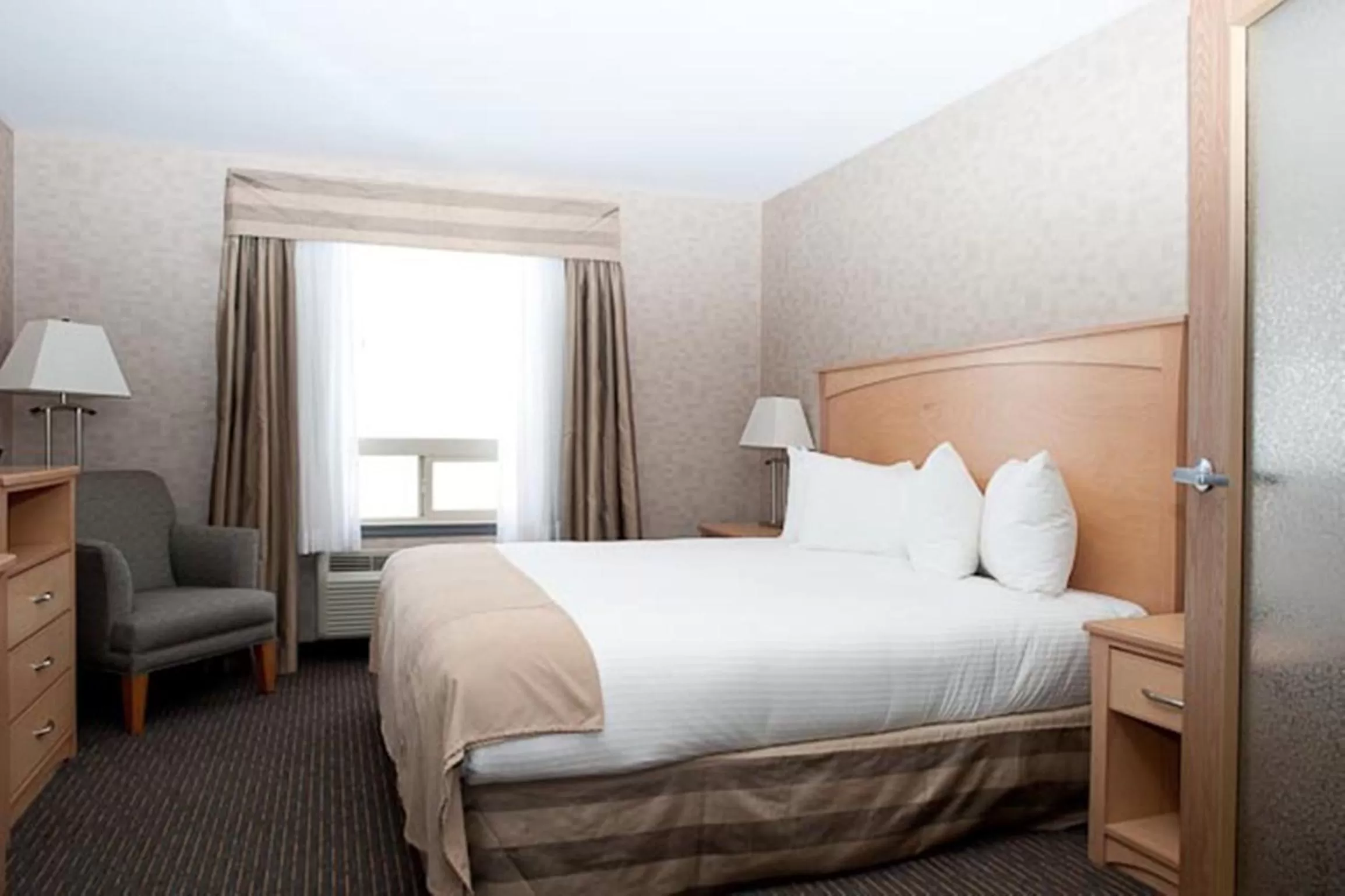 Bed in Paradise Inn and Suites