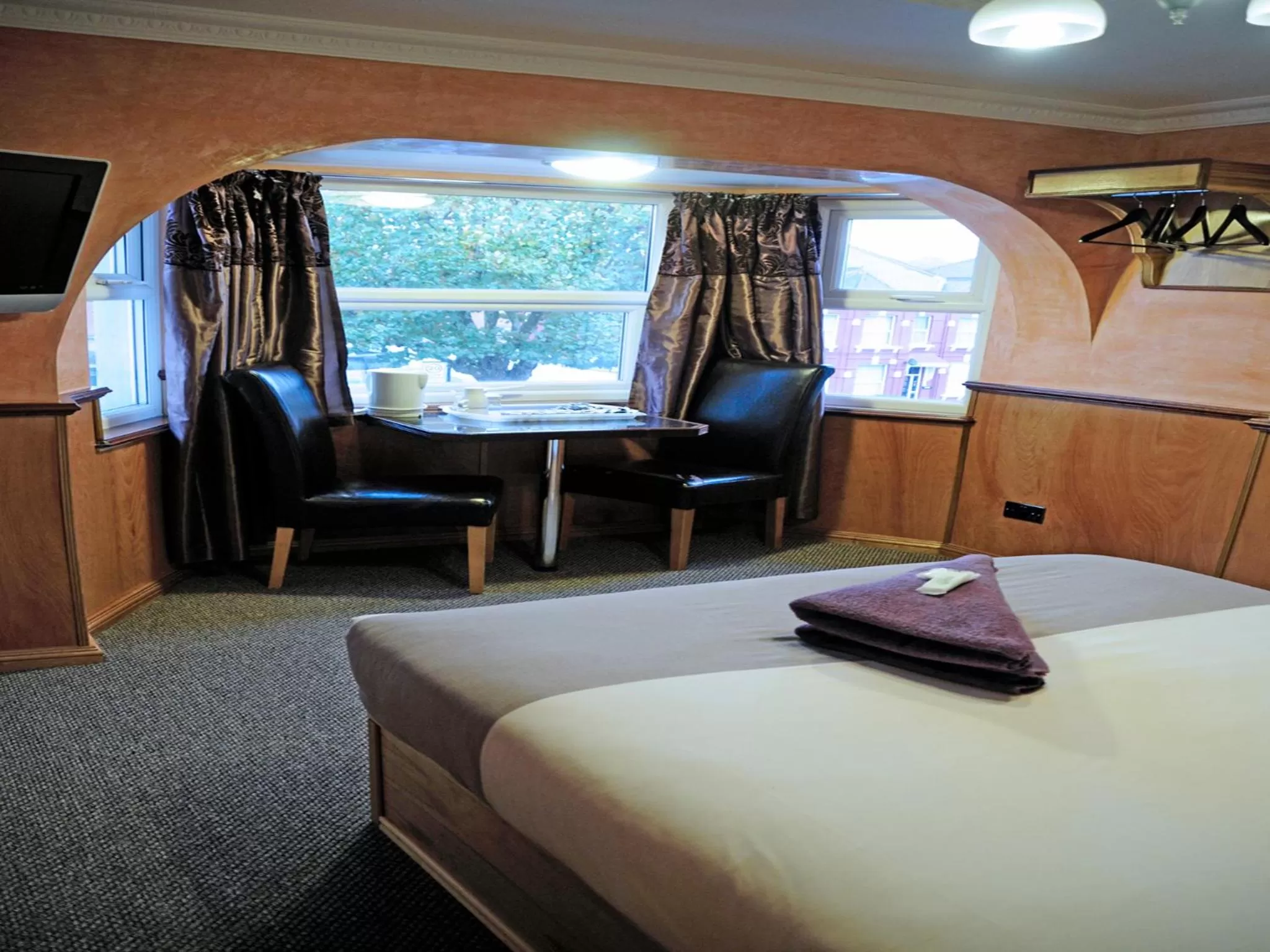Photo of the whole room, Bed in Cricklewood Lodge Hotel