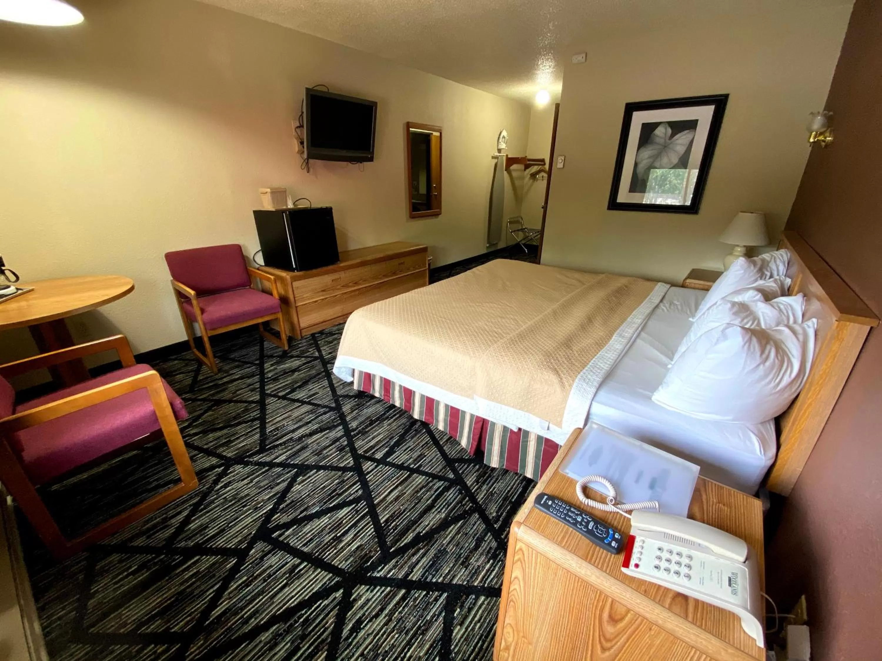 Photo of the whole room, Bed in Woodland Inn & Suites
