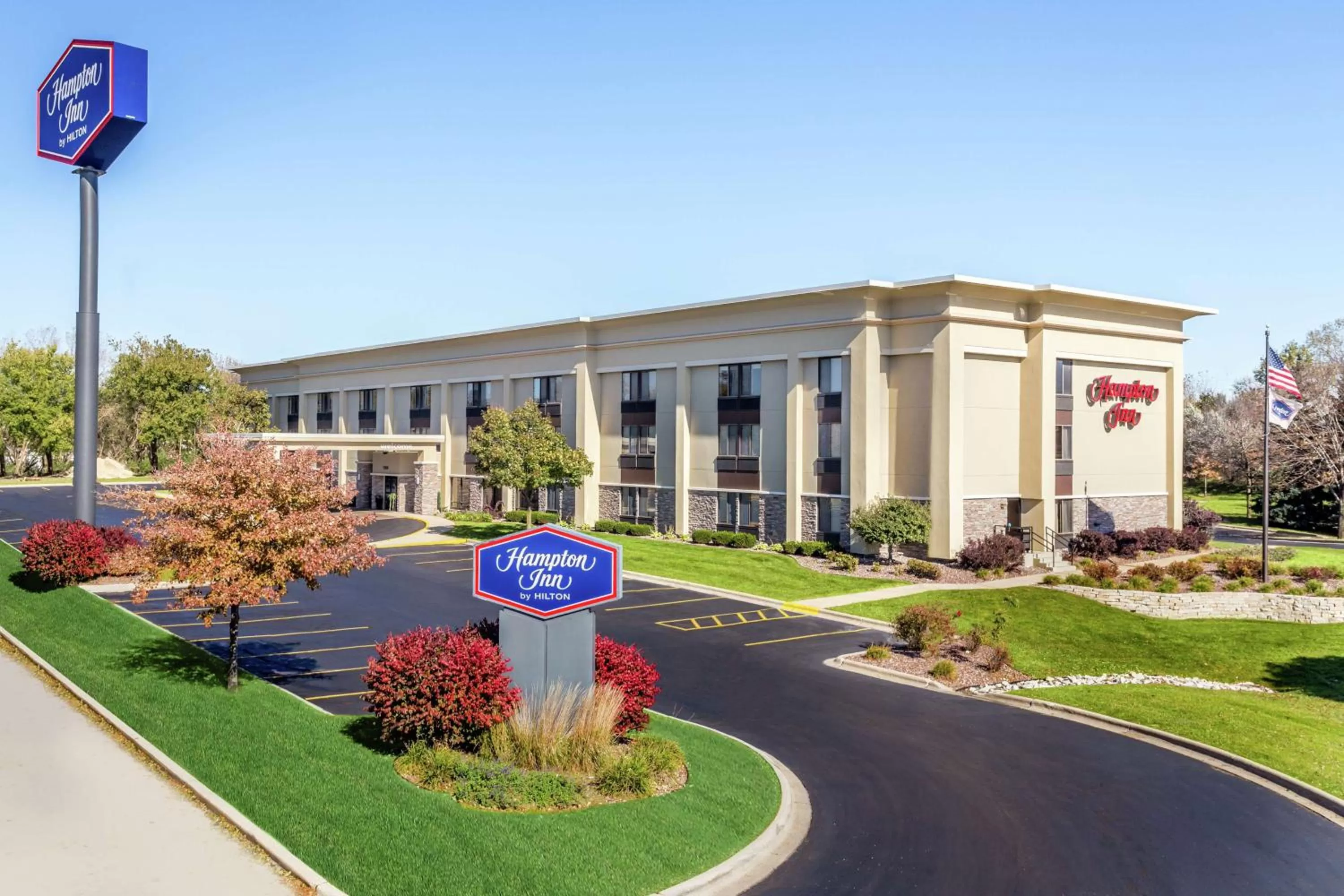 Property building in Hampton Inn Milwaukee Airport