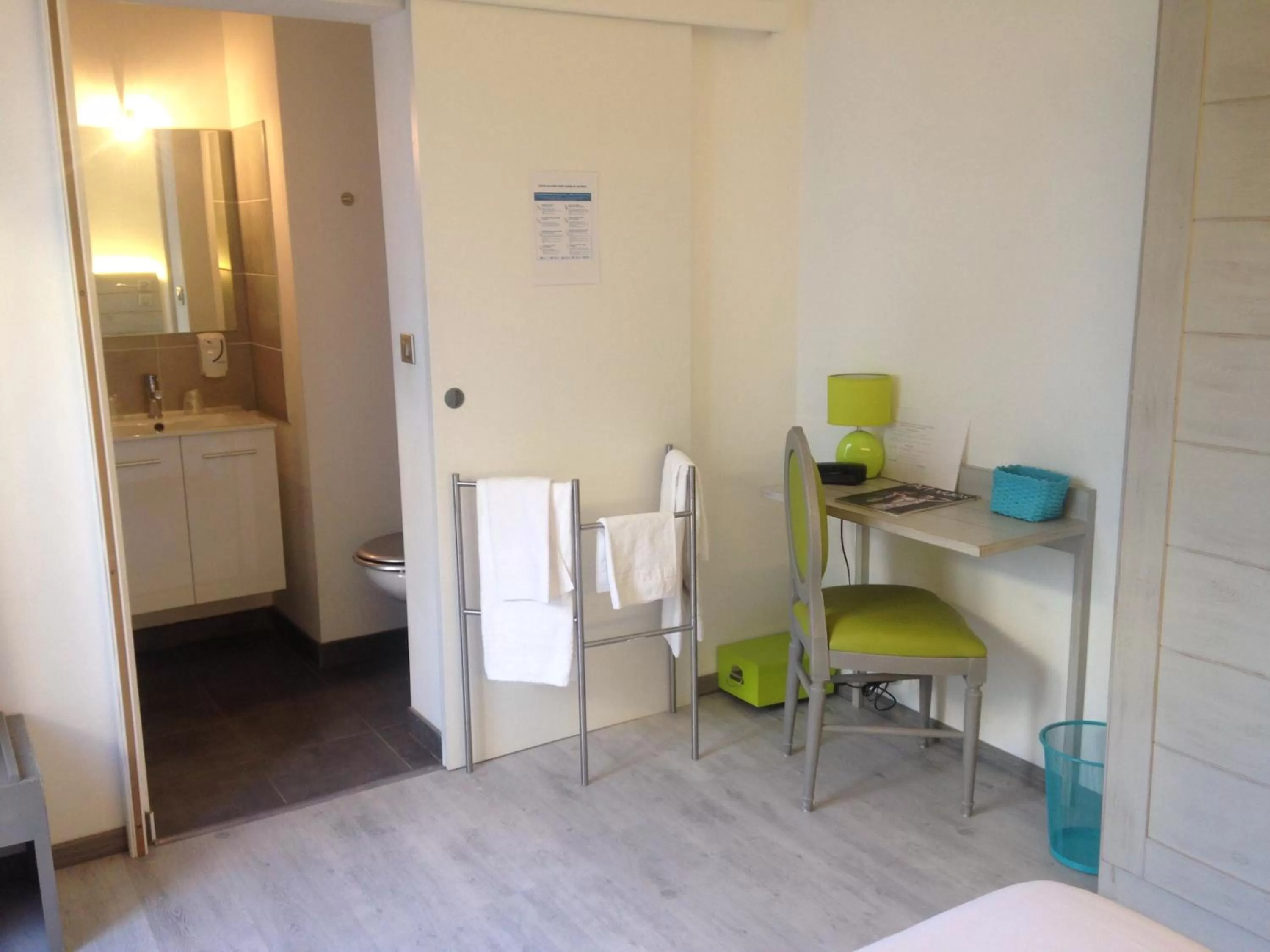 Photo of the whole room in Hotel-Restaurant Du Port