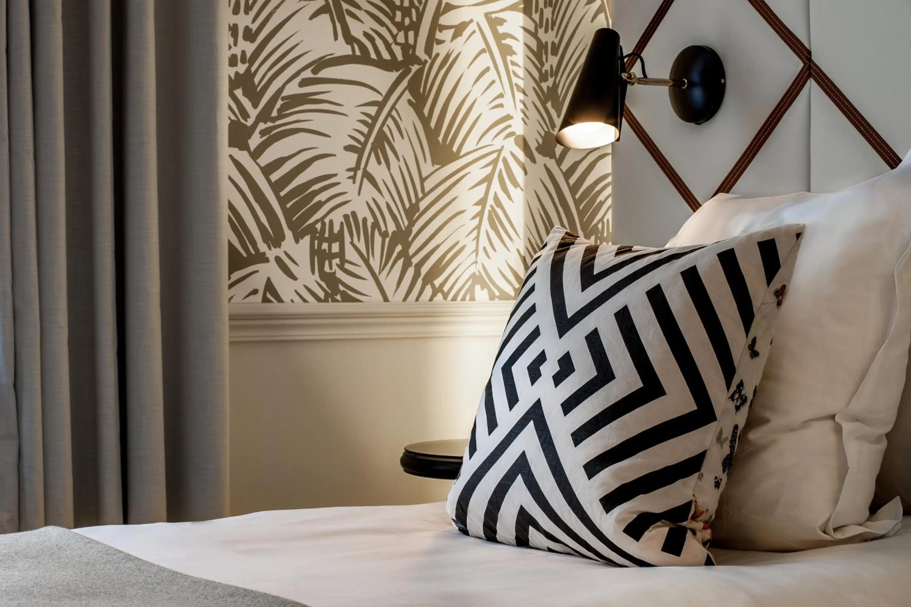 Bed in Hôtel Jardin Le Bréa