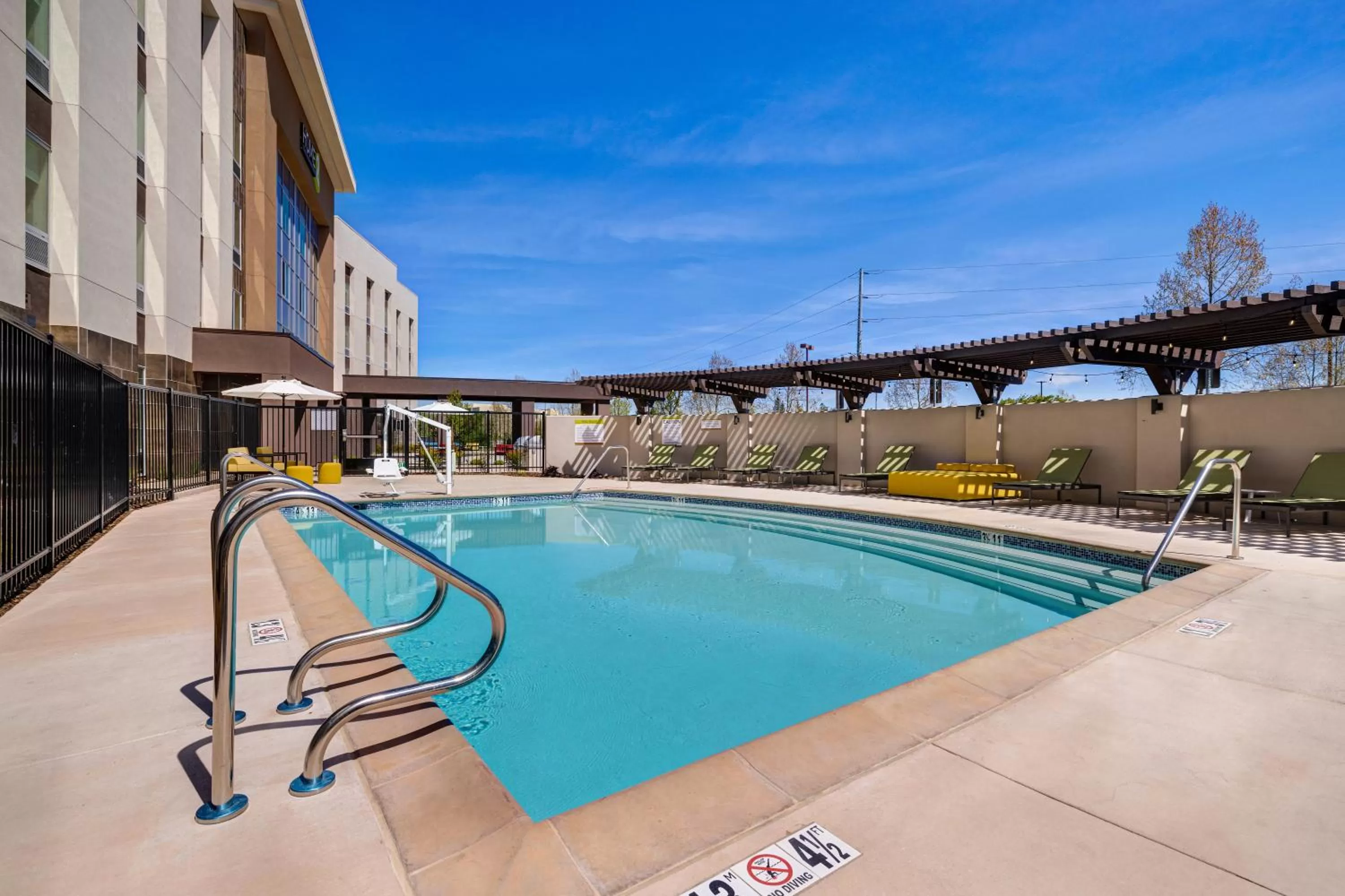 Swimming pool in Home2 Suites By Hilton Petaluma
