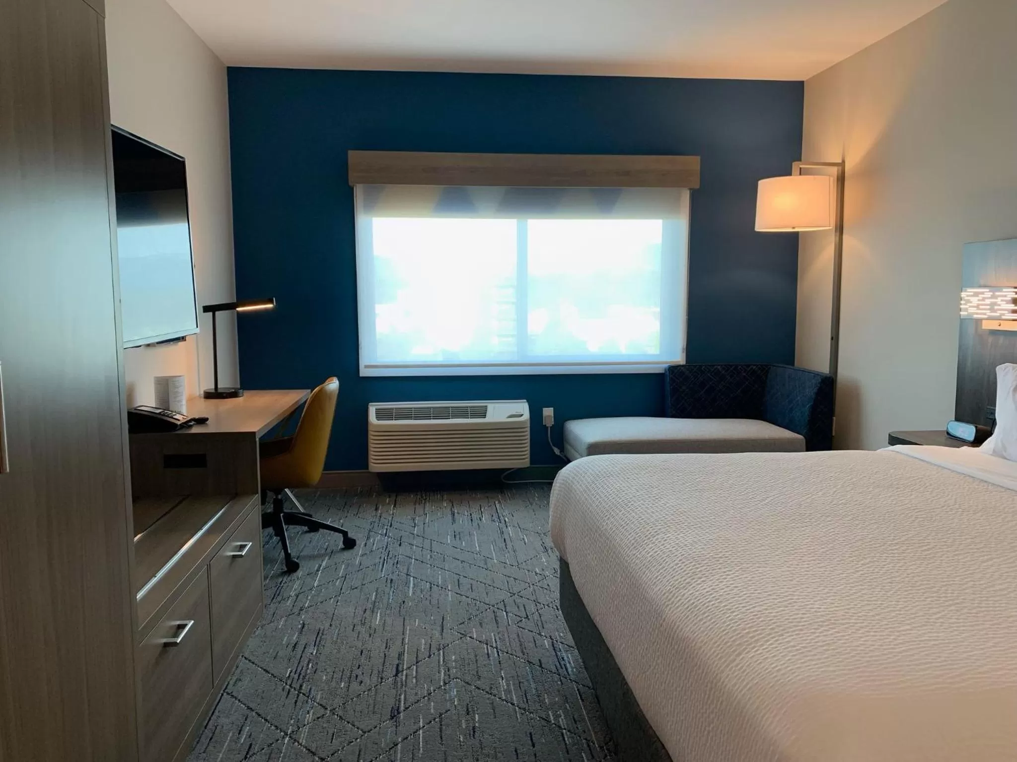 Photo of the whole room, Bed in Holiday Inn Express & Suites Courtenay - Comox by IHG