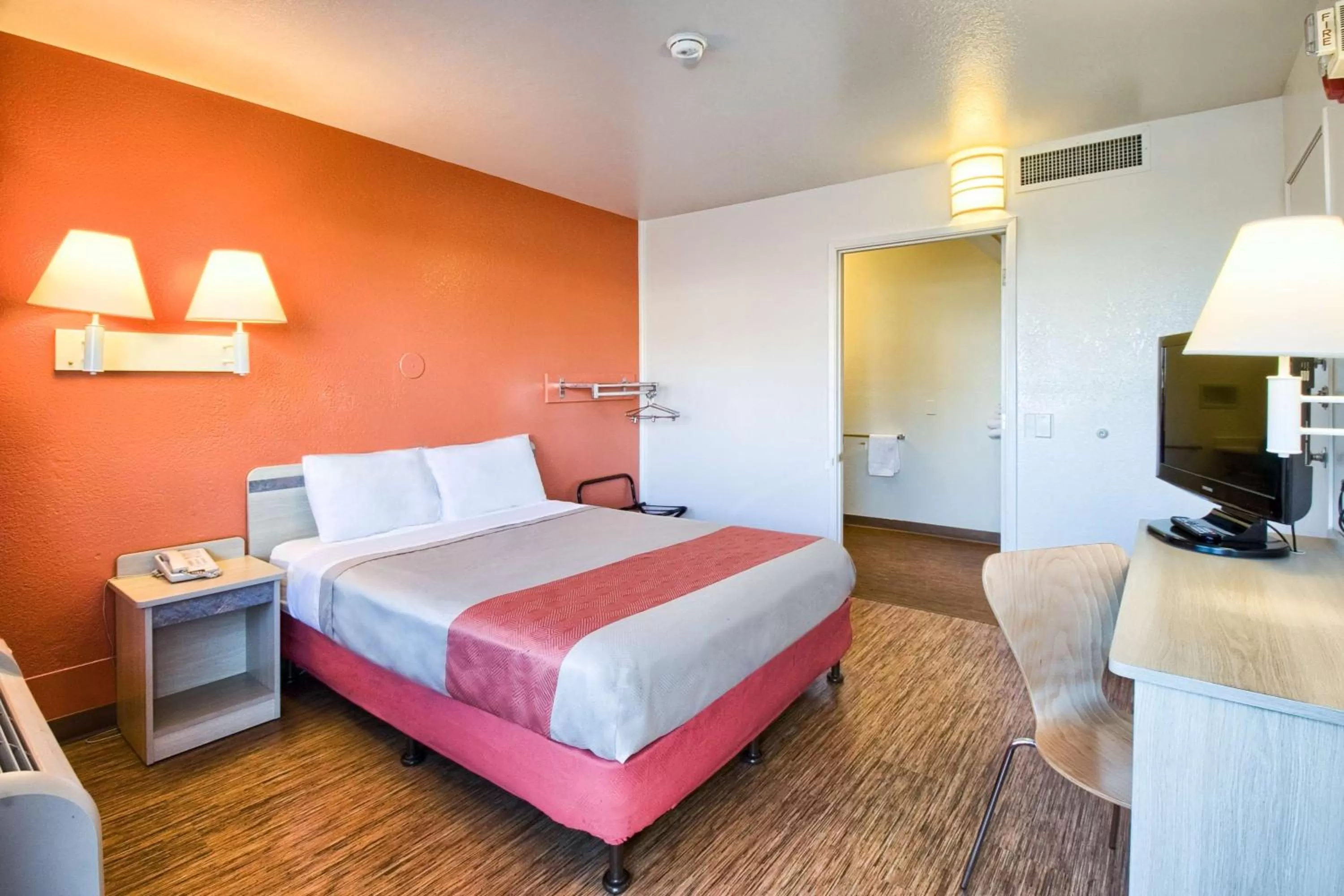 TV and multimedia, Bed in Motel 6-Pendleton, OR
