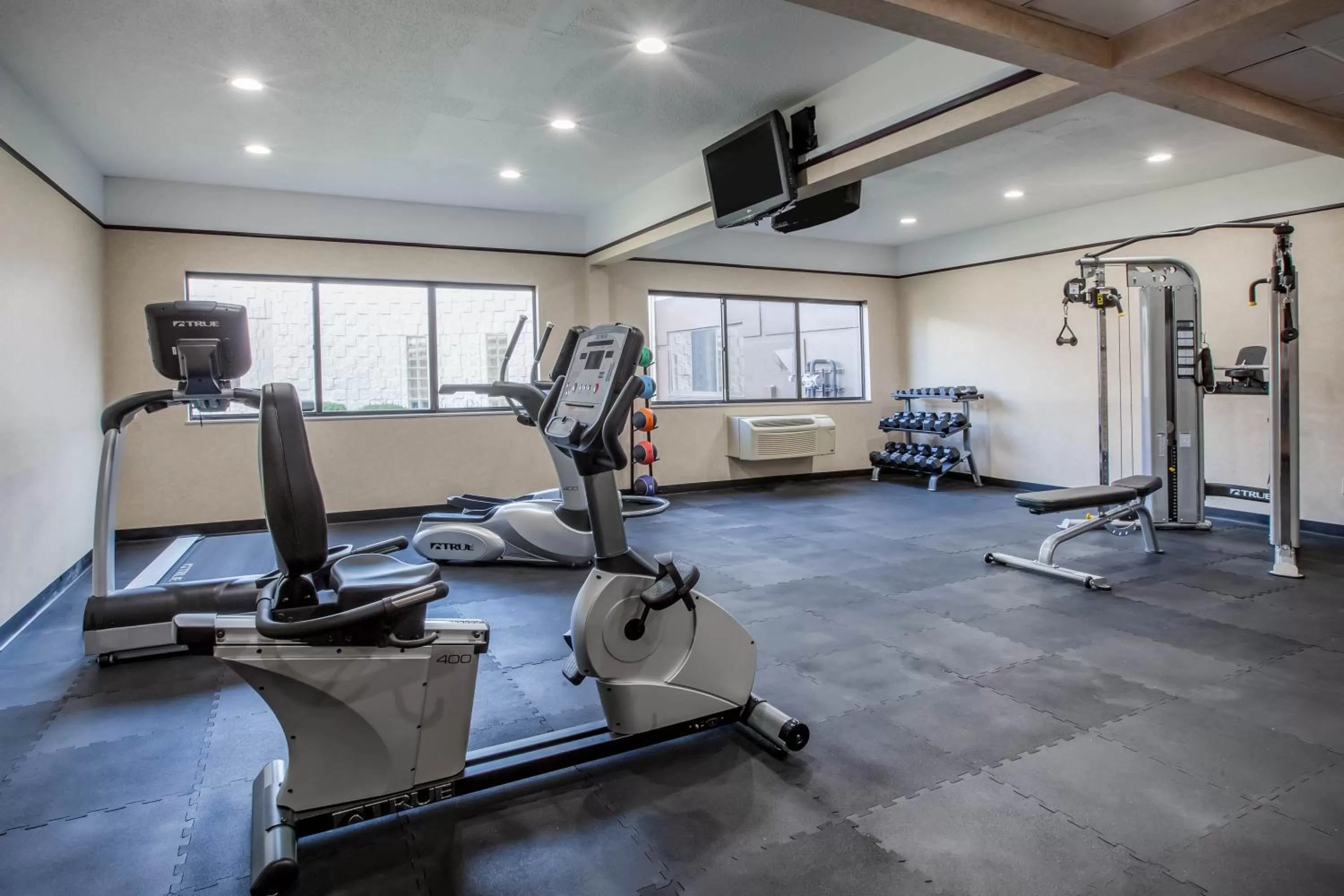 Fitness centre/facilities in Days Inn & Suites by Wyndham Rochester Hills MI