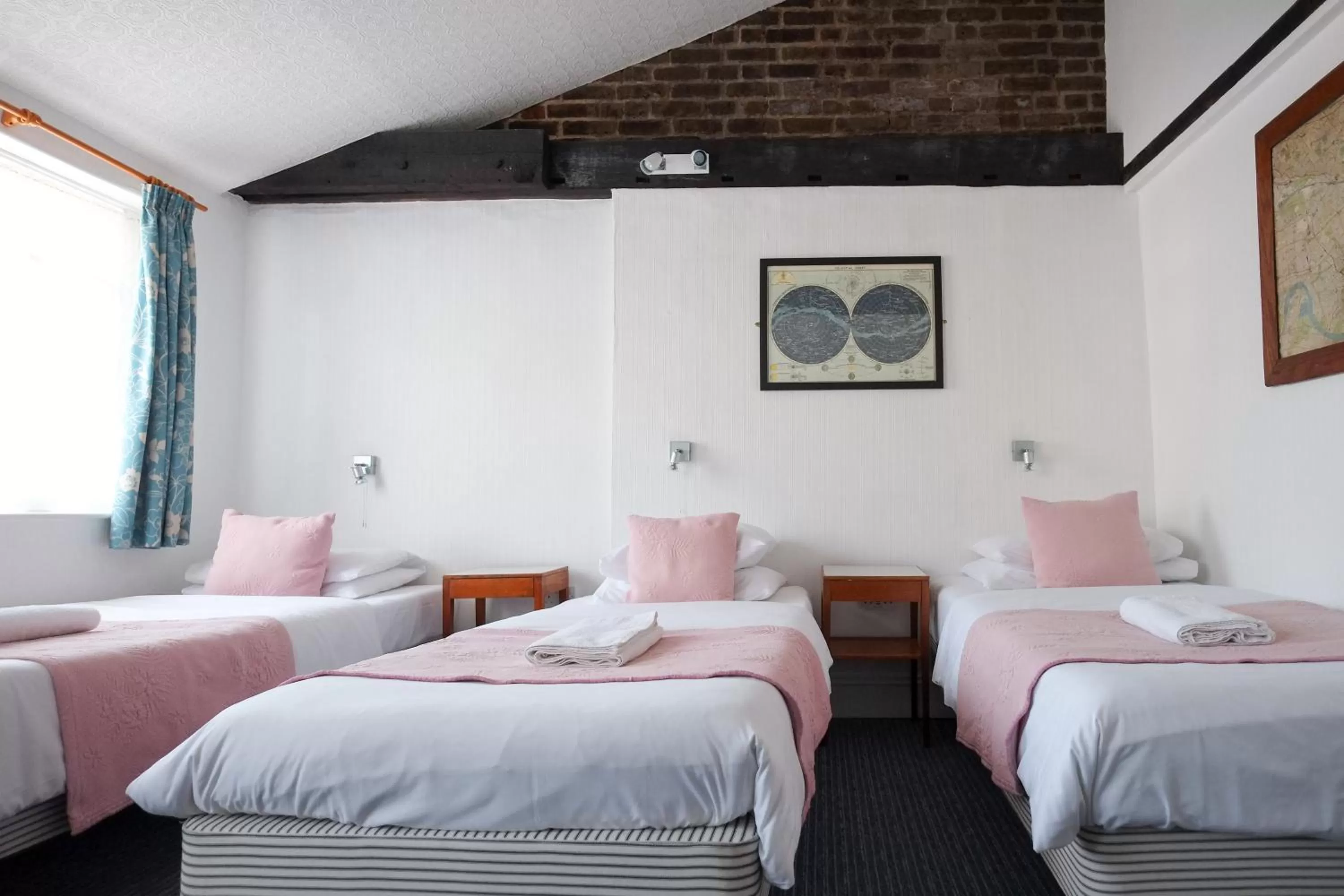 Photo of the whole room, Bed in St Athans Hotel