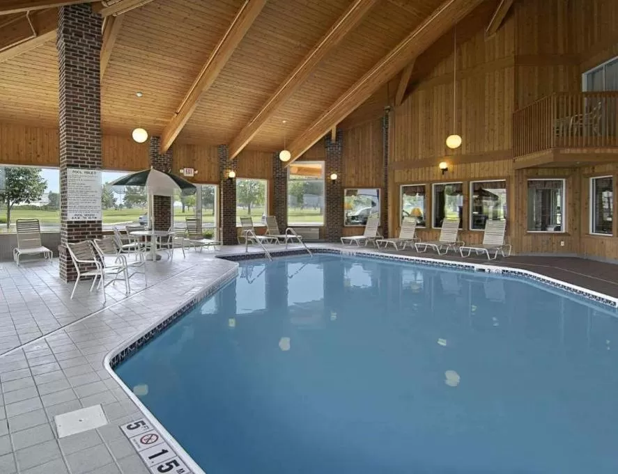 Swimming pool in Baymont by Wyndham Columbus/Rickenbacker