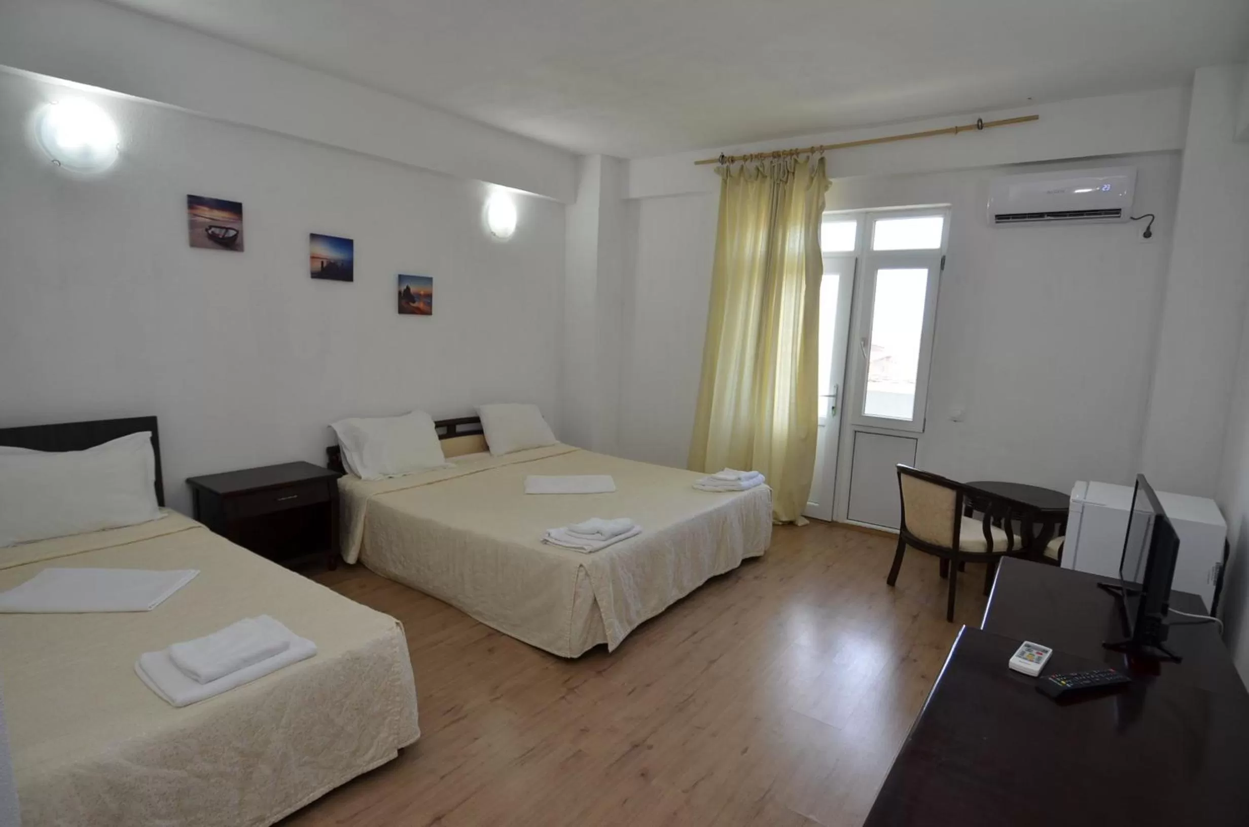 Photo of the whole room, Bed in Perla