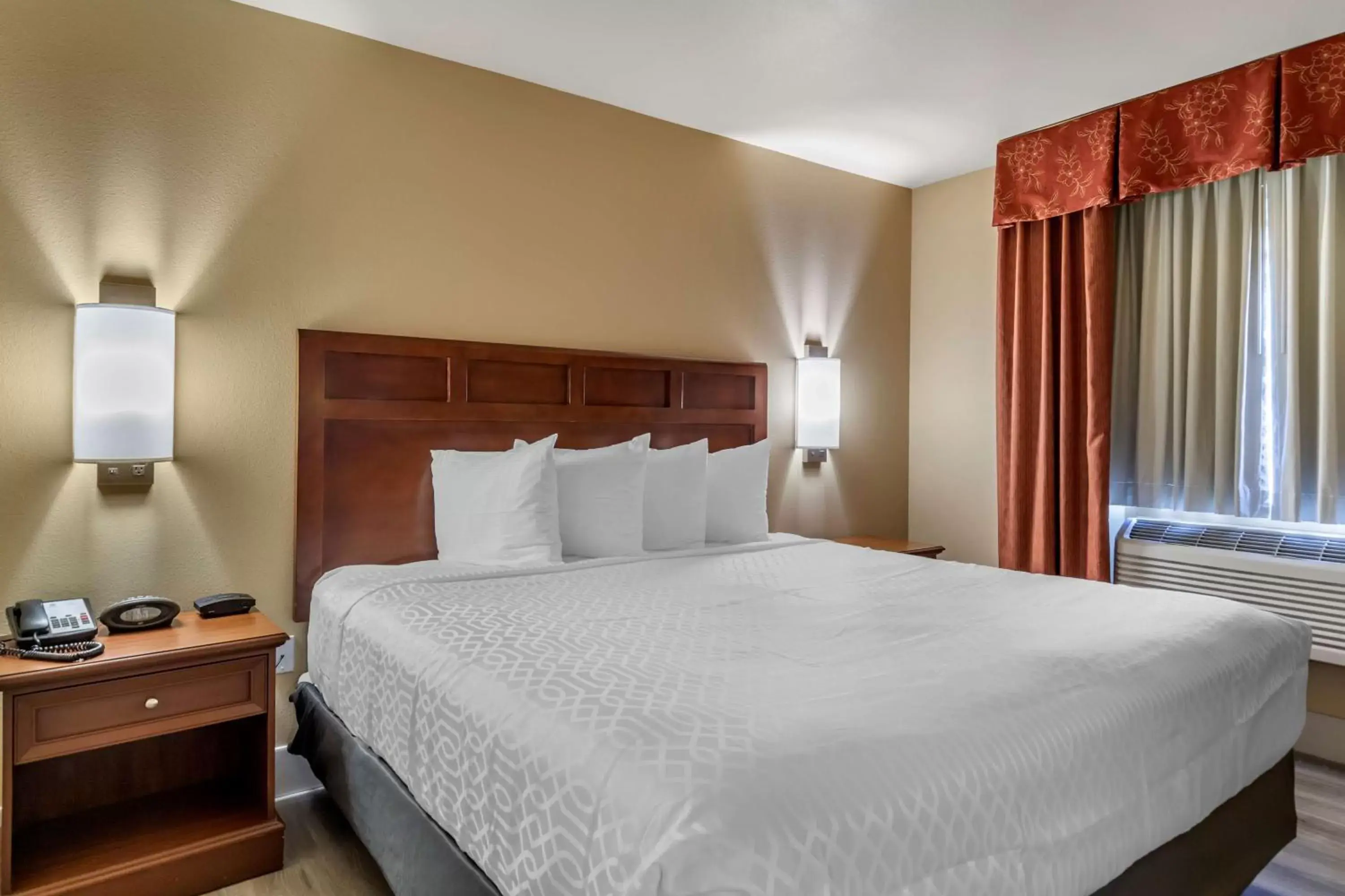 Deluxe King Suite with Sofa Bed - Non-Smoking in Best Western Dos Rios Deluxe King Suite with Sofa Bed - Non-Smoking in Best Western Dos Rios