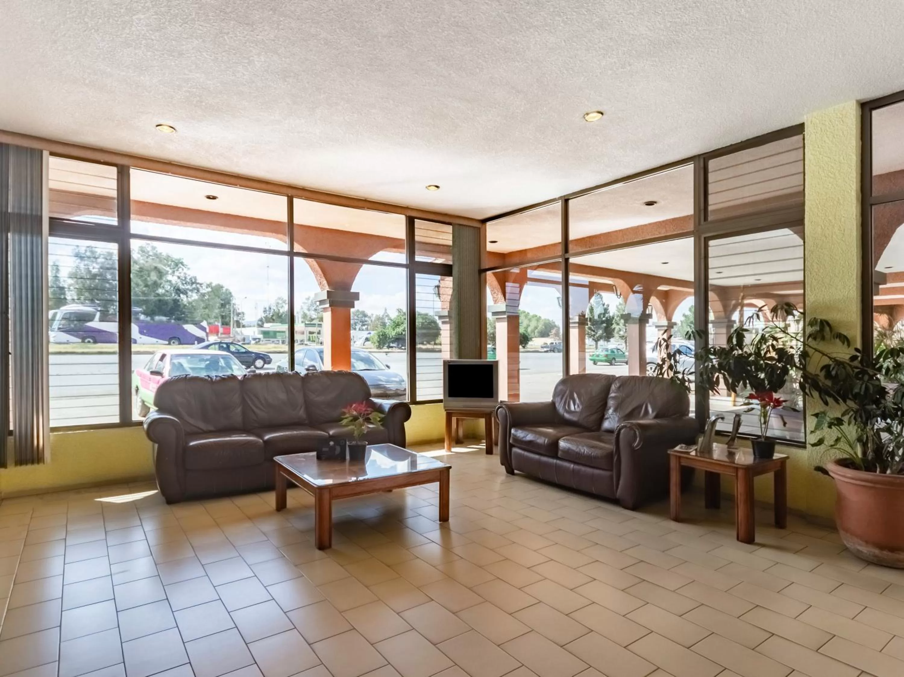 Lobby or reception in Capital O Mansión los Arcos, San Luis Potosí