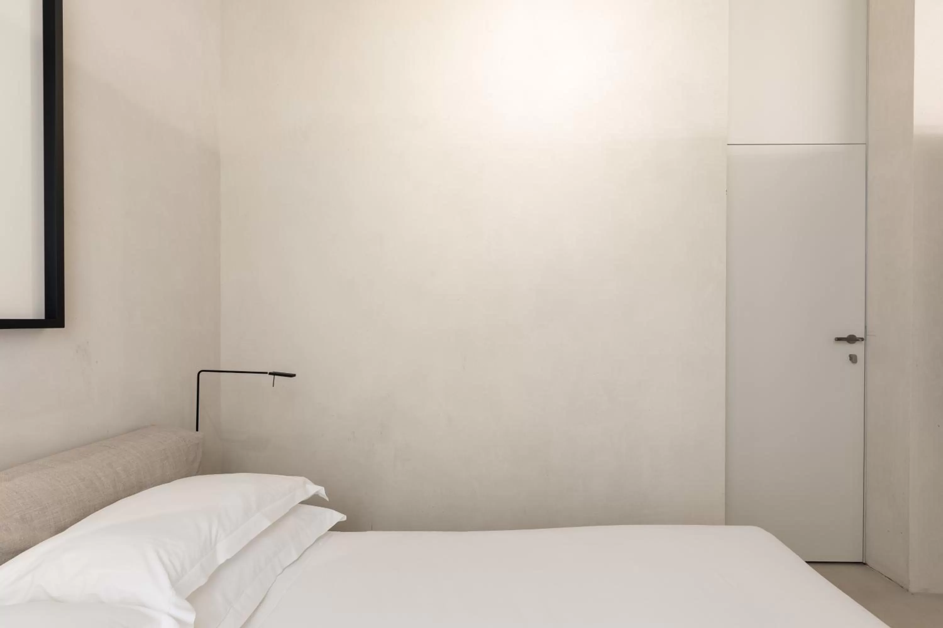 Photo of the whole room, Bed in Hotel Scenario