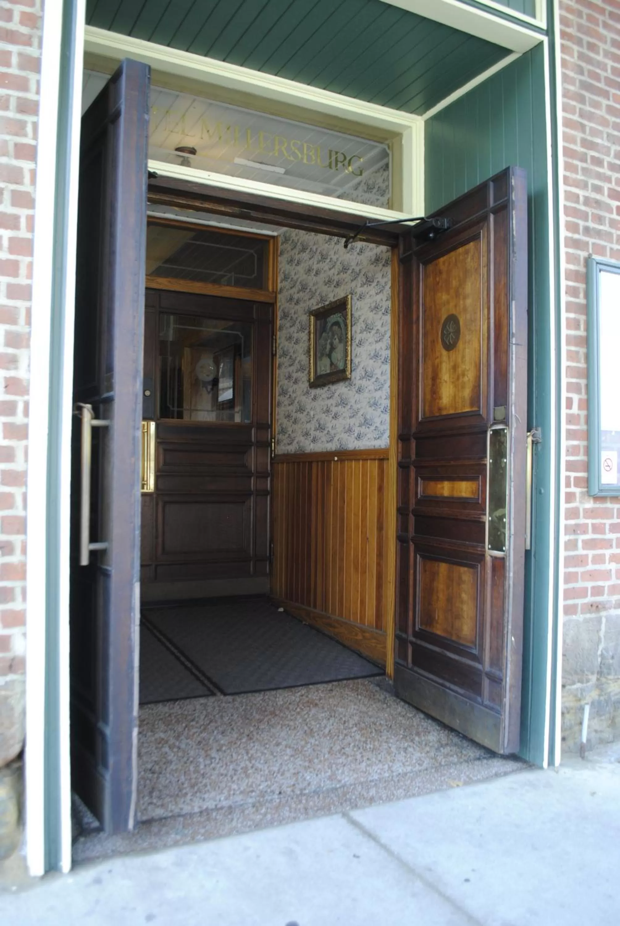 Facade/entrance in Hotel Millersburg