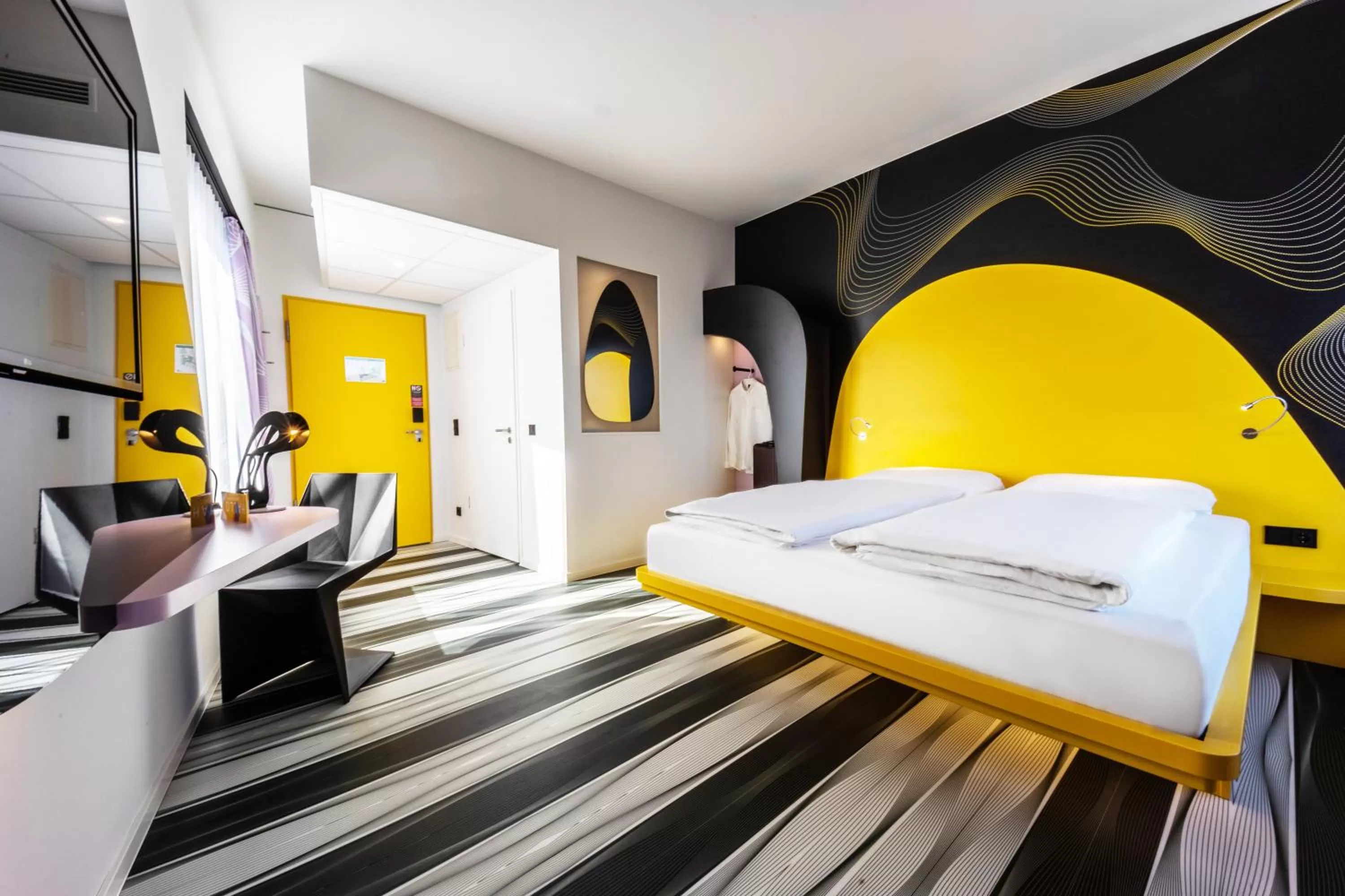 Photo of the whole room, Bed in Prize by Radisson, Bonn City
