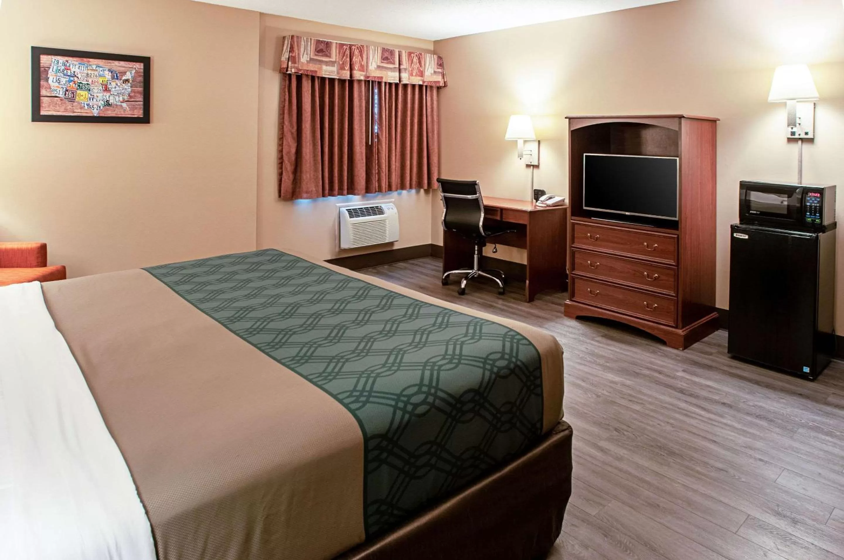 Photo of the whole room, Bed in Econo Lodge Menomonie On The Bay