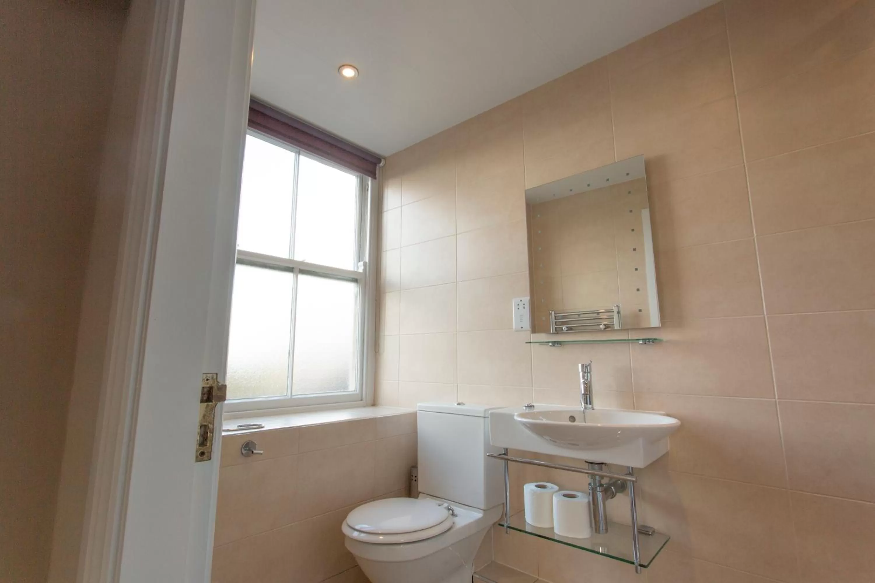 Bathroom in The Wheatsheaf Hotel