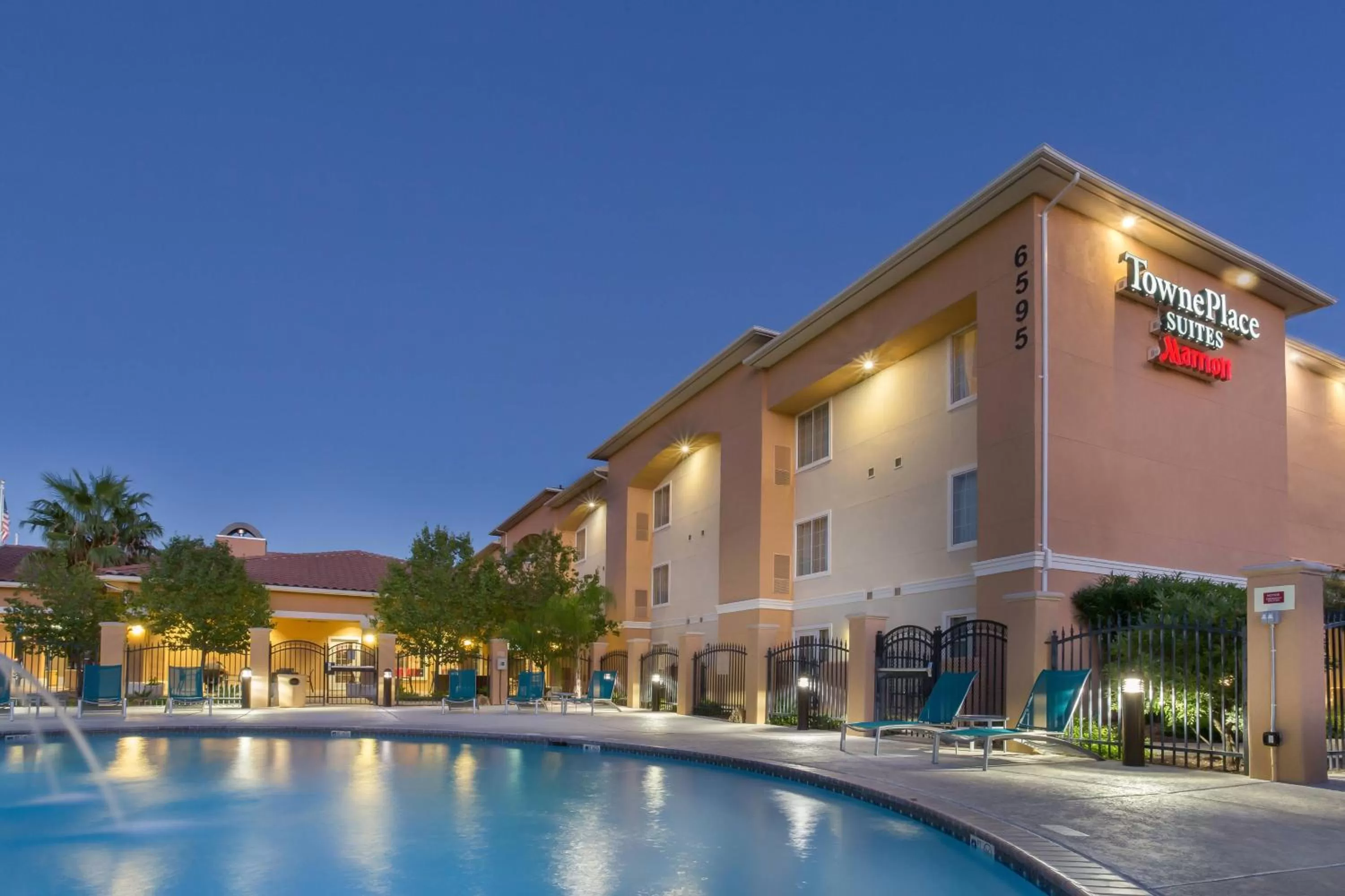 Swimming pool in TownePlace Suites Tucson Airport